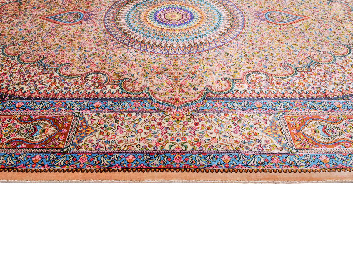 Ghom Maschinenteppich "Homay" 150 x 100 cm, mit Medaillon, aus pflanzlicher Seide (Viskose), Beige-Creme. Teppichnummer: V45BG150H. Persian Luxury Collection by Khademi. Made in Iran / Persia – Vertrieb durch JUPITER Intl.