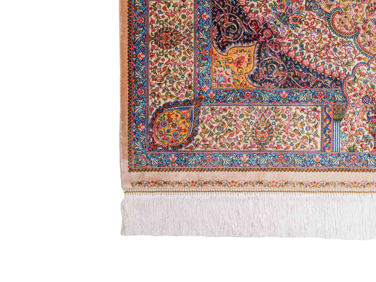 Ghom Maschinenteppich "Homay" 150 x 100 cm, mit Medaillon, aus pflanzlicher Seide (Viskose), Beige-Creme. Teppichnummer: V45BG150H. Persian Luxury Collection by Khademi. Made in Iran / Persia – Vertrieb durch JUPITER Intl.