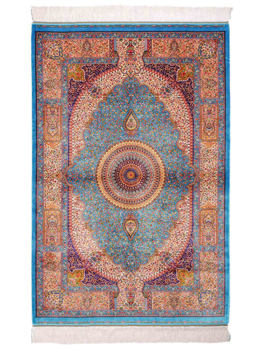 Ghom Maschinenteppich "Homay" 150 x 100 cm aus pflanzlicher Seide (Viskose) mit Medaillon, Hellblau, Cremeweiß. Teppichnummer: V45TC150H. Persian Luxury Collection by Khademi. Made in Iran / Persia – Vertrieb durch JUPITER Intl.
