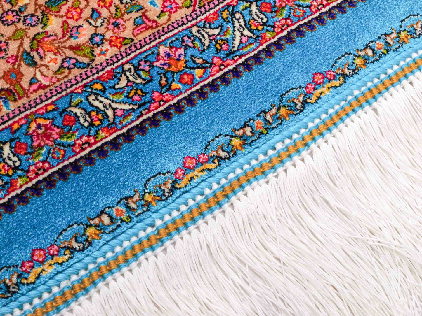 Ghom Maschinenteppich "Homay" 150 x 100 cm aus pflanzlicher Seide (Viskose) mit Medaillon, Hellblau, Cremeweiß. Teppichnummer: V45TC150H. Persian Luxury Collection by Khademi. Made in Iran / Persia – Vertrieb durch JUPITER Intl.