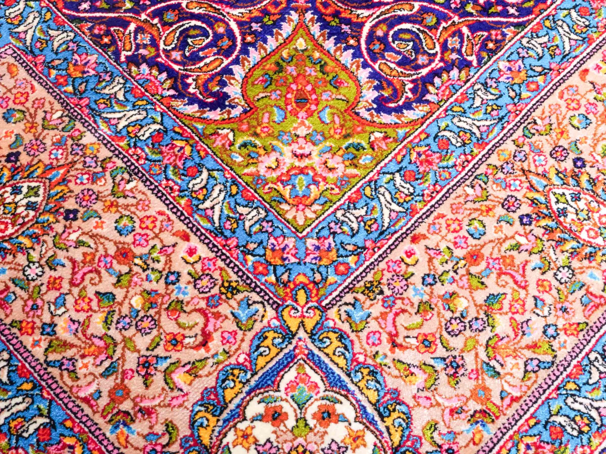 Ghom Maschinenteppich "Homay" 150 x 100 cm aus pflanzlicher Seide (Viskose) mit Medaillon, Hellblau, Cremeweiß. Teppichnummer: V45TC150H. Persian Luxury Collection by Khademi. Made in Iran / Persia – Vertrieb durch JUPITER Intl.