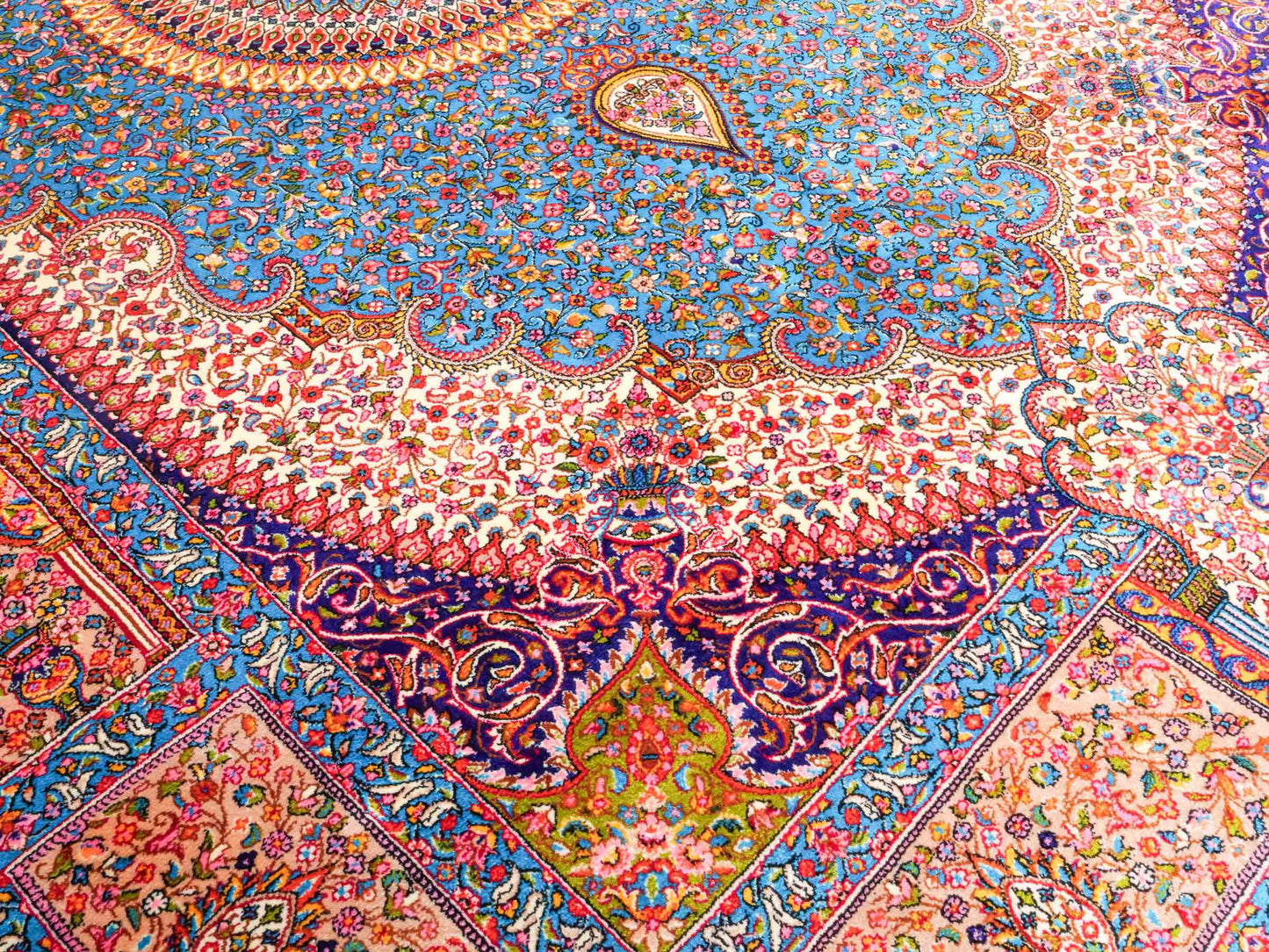 Ghom Maschinenteppich "Homay" 150 x 100 cm aus pflanzlicher Seide (Viskose) mit Medaillon, Hellblau, Cremeweiß. Teppichnummer: V45TC150H. Persian Luxury Collection by Khademi. Made in Iran / Persia – Vertrieb durch JUPITER Intl.