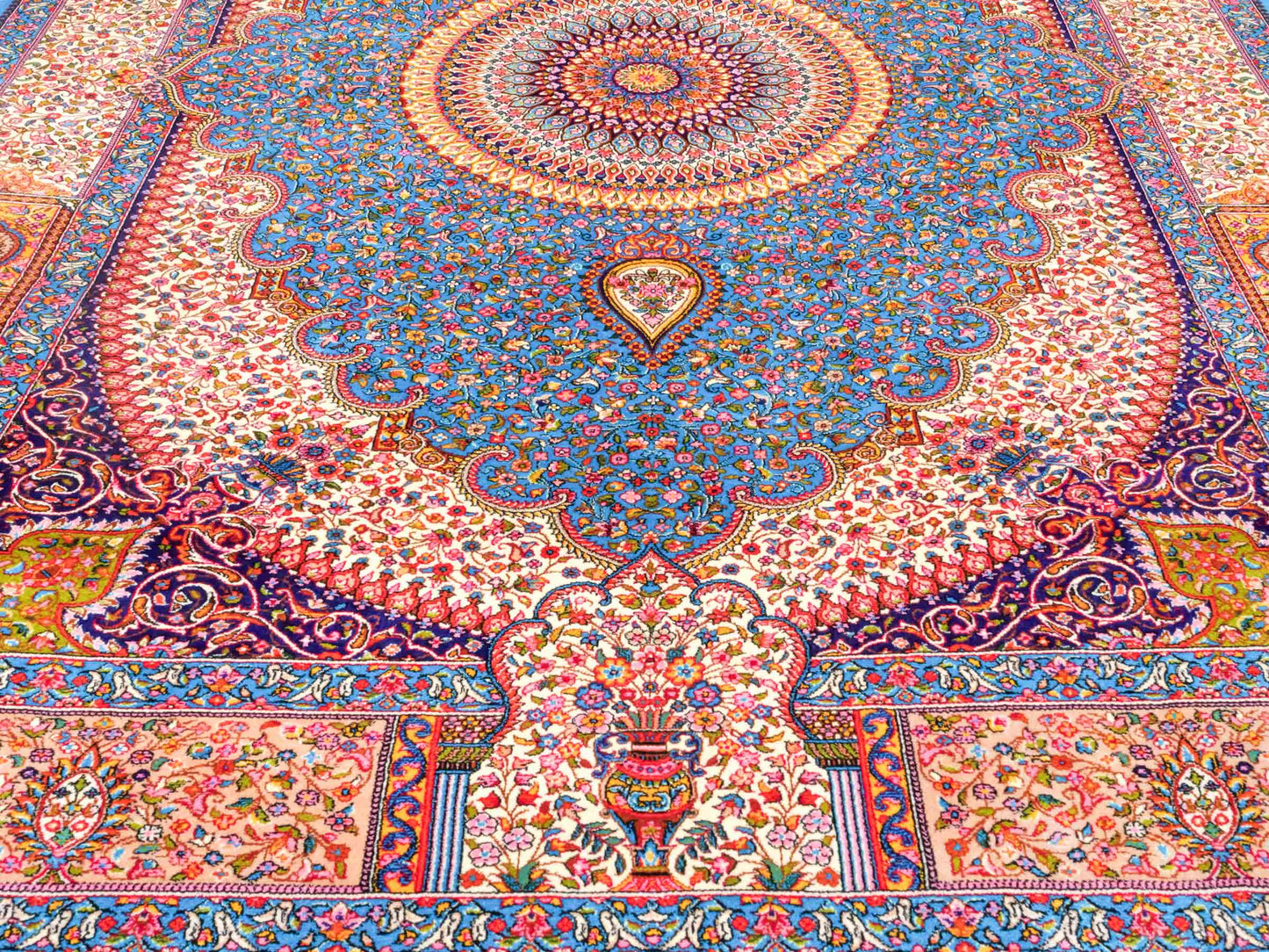 Ghom Maschinenteppich "Homay" 150 x 100 cm aus pflanzlicher Seide (Viskose) mit Medaillon, Hellblau, Cremeweiß. Teppichnummer: V45TC150H. Persian Luxury Collection by Khademi. Made in Iran / Persia – Vertrieb durch JUPITER Intl.
