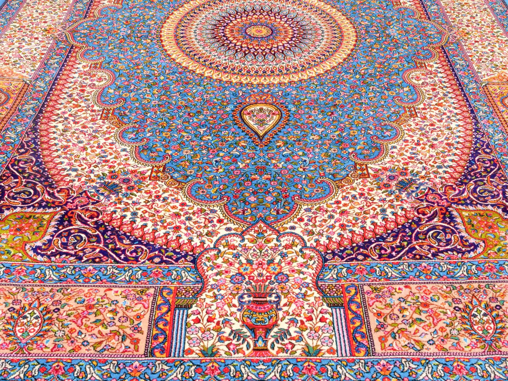 Ghom Maschinenteppich "Homay" 150 x 100 cm aus pflanzlicher Seide (Viskose) mit Medaillon, Hellblau, Cremeweiß. Teppichnummer: V45TC150H. Persian Luxury Collection by Khademi. Made in Iran / Persia – Vertrieb durch JUPITER Intl.