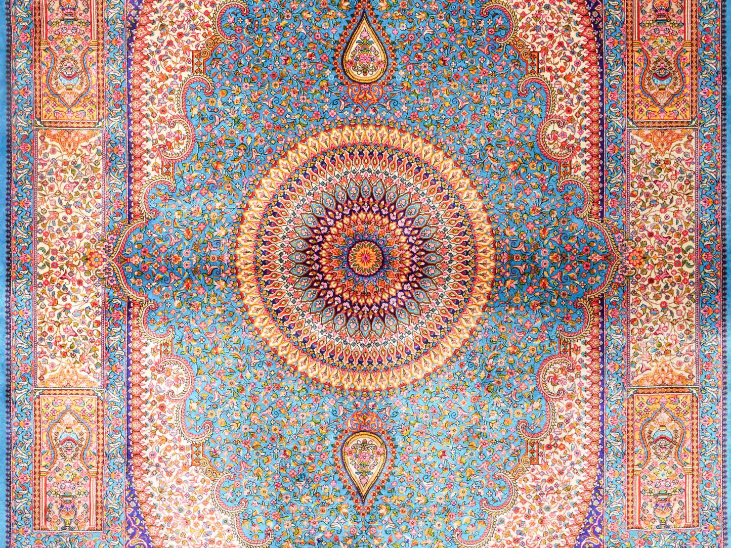 Ghom Maschinenteppich "Homay" 150 x 100 cm aus pflanzlicher Seide (Viskose) mit Medaillon, Hellblau, Cremeweiß. Teppichnummer: V45TC150H. Persian Luxury Collection by Khademi. Made in Iran / Persia – Vertrieb durch JUPITER Intl.