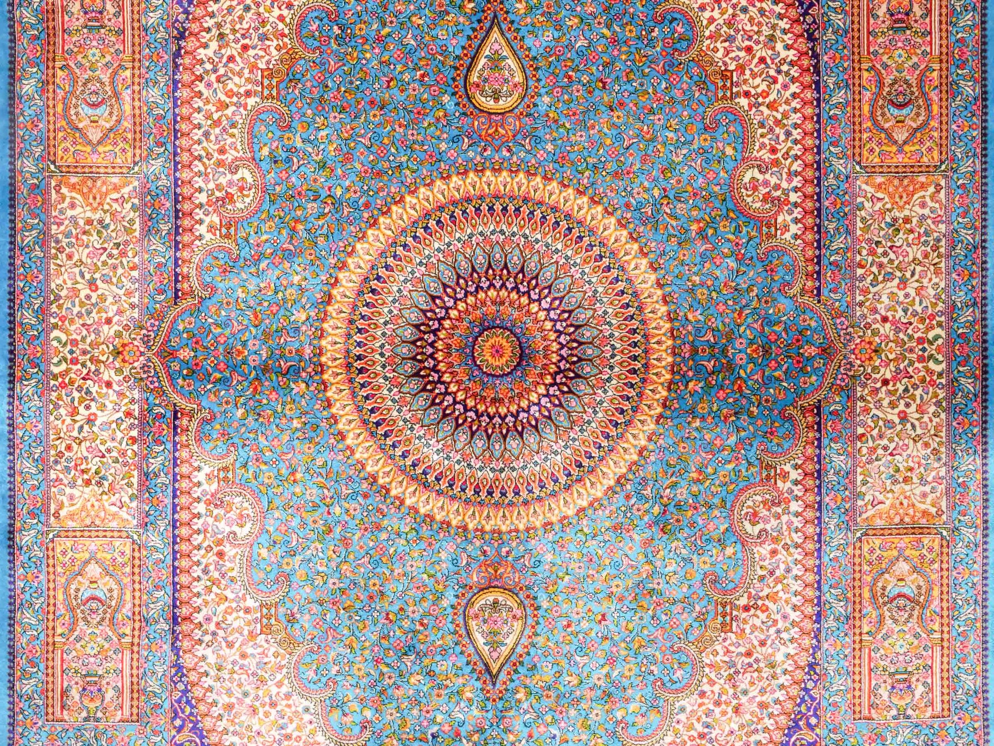Ghom Maschinenteppich "Homay" 150 x 100 cm aus pflanzlicher Seide (Viskose) mit Medaillon, Hellblau, Cremeweiß. Teppichnummer: V45TC150H. Persian Luxury Collection by Khademi. Made in Iran / Persia – Vertrieb durch JUPITER Intl.