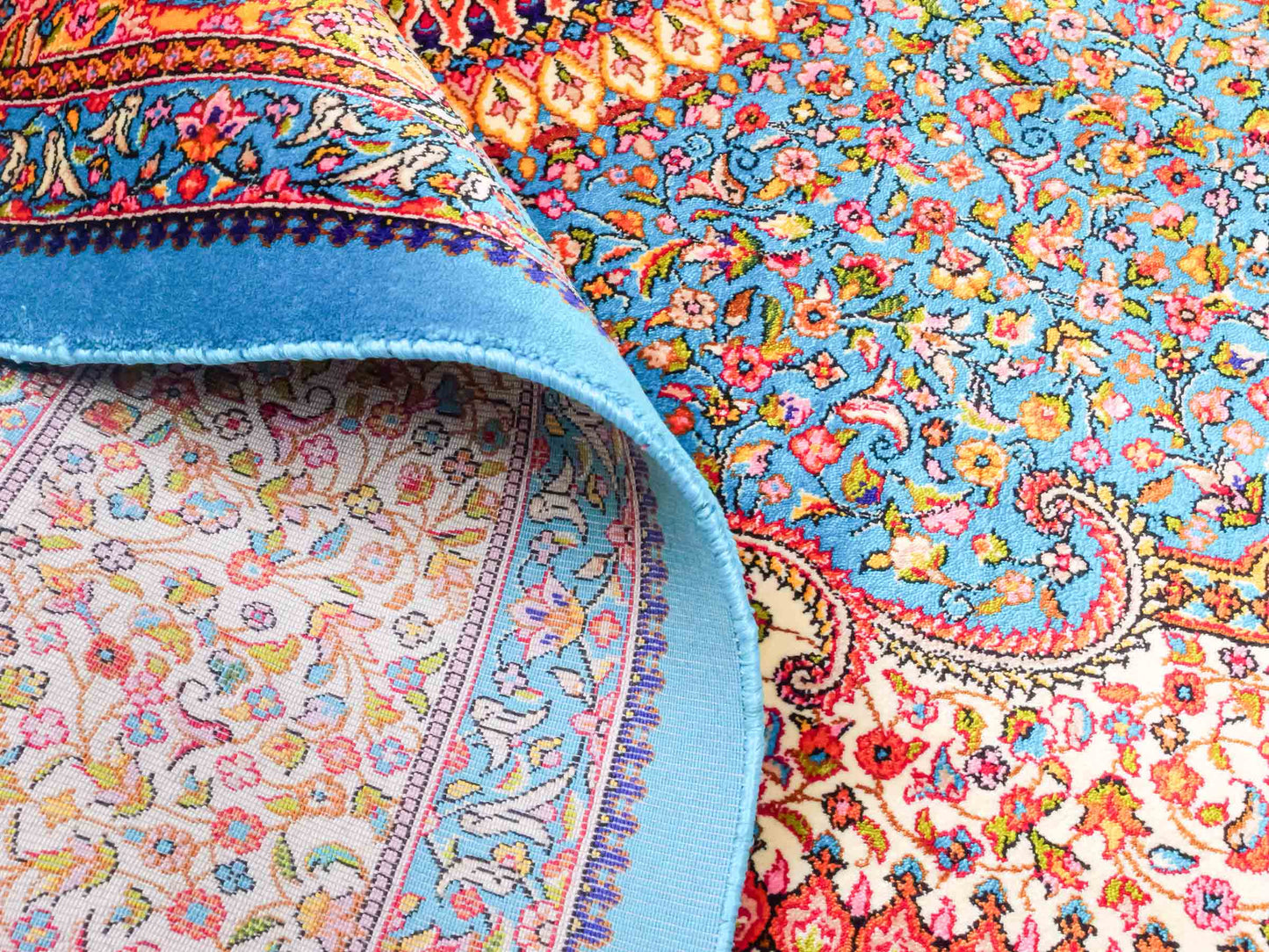 Ghom Maschinenteppich "Homay" 150 x 100 cm aus pflanzlicher Seide (Viskose) mit Medaillon, Hellblau, Cremeweiß. Teppichnummer: V45TC150H. Persian Luxury Collection by Khademi. Made in Iran / Persia – Vertrieb durch JUPITER Intl.
