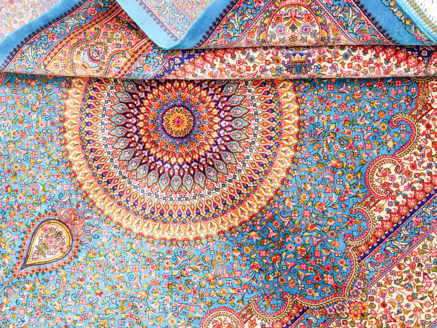 Ghom Maschinenteppich "Homay" 150 x 100 cm aus pflanzlicher Seide (Viskose) mit Medaillon, Hellblau, Cremeweiß. Teppichnummer: V45TC150H. Persian Luxury Collection by Khademi. Made in Iran / Persia – Vertrieb durch JUPITER Intl.