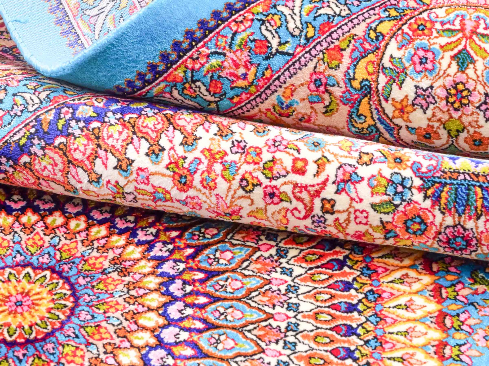 Ghom Maschinenteppich "Homay" 150 x 100 cm aus pflanzlicher Seide (Viskose) mit Medaillon, Hellblau, Cremeweiß. Teppichnummer: V45TC150H. Persian Luxury Collection by Khademi. Made in Iran / Persia – Vertrieb durch JUPITER Intl.