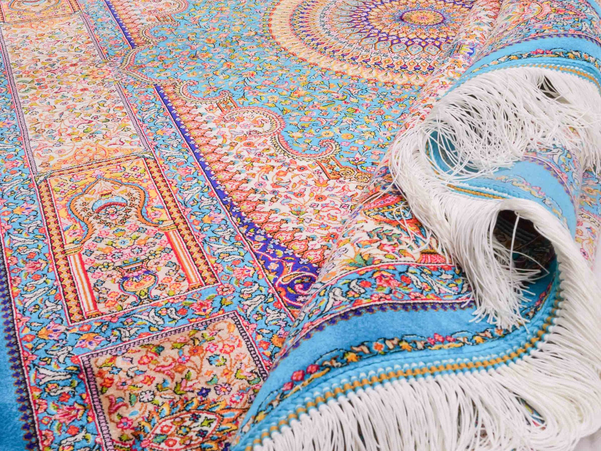 Ghom Maschinenteppich "Homay" 150 x 100 cm aus pflanzlicher Seide (Viskose) mit Medaillon, Hellblau, Cremeweiß. Teppichnummer: V45TC150H. Persian Luxury Collection by Khademi. Made in Iran / Persia – Vertrieb durch JUPITER Intl.