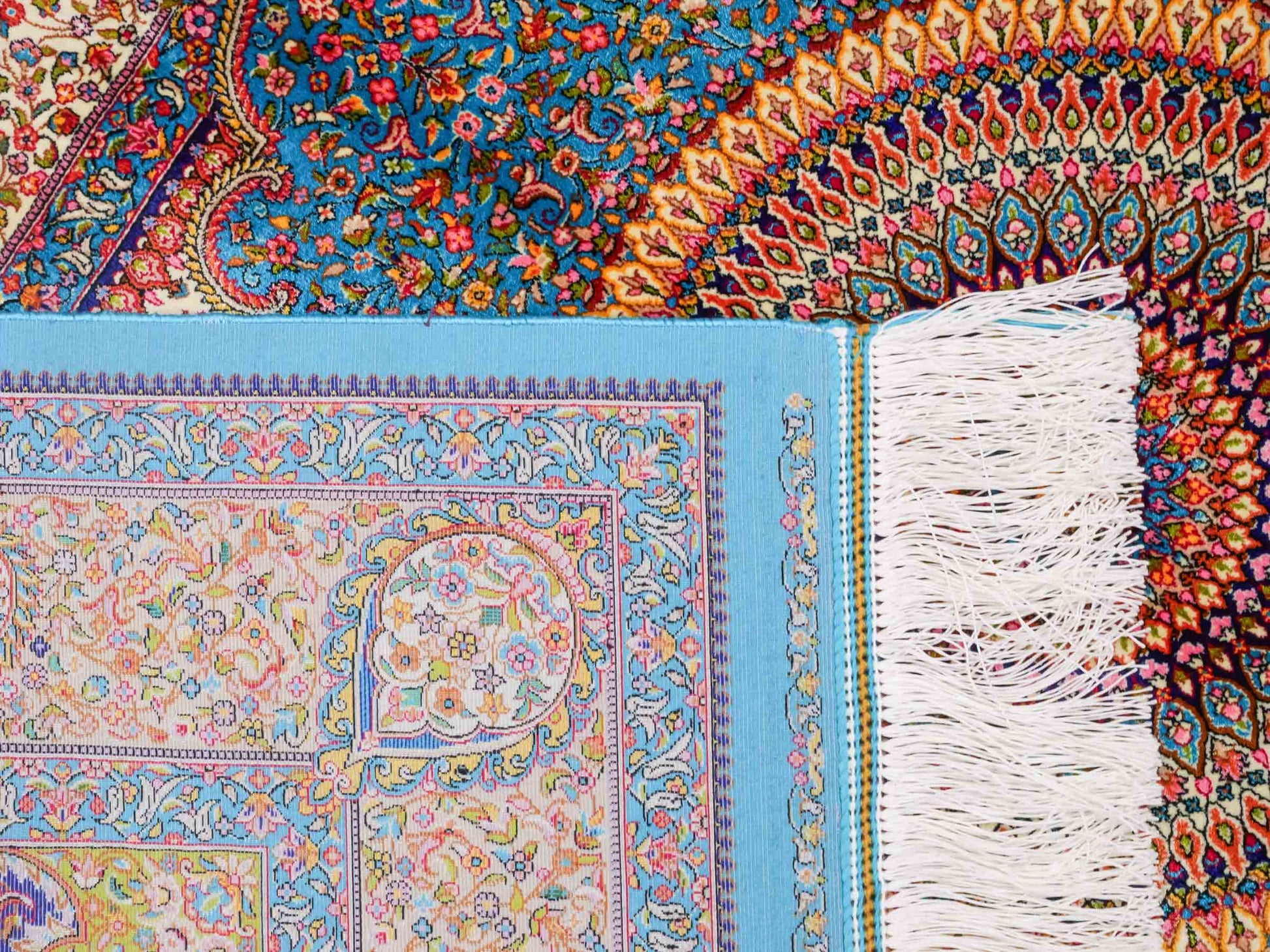 Ghom Maschinenteppich "Homay" 150 x 100 cm aus pflanzlicher Seide (Viskose) mit Medaillon, Hellblau, Cremeweiß. Teppichnummer: V45TC150H. Persian Luxury Collection by Khademi. Made in Iran / Persia – Vertrieb durch JUPITER Intl.