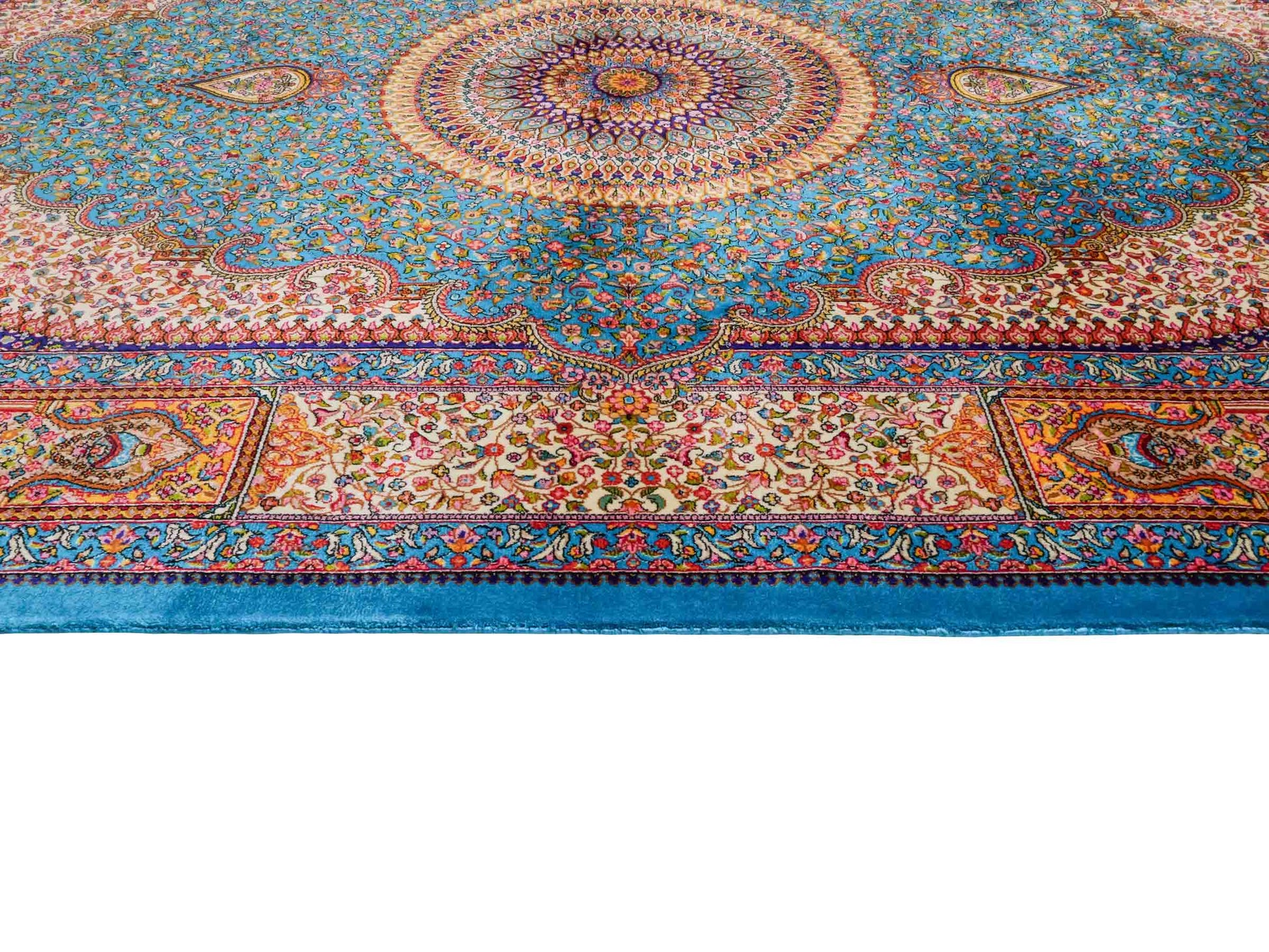 Ghom Maschinenteppich "Homay" 150 x 100 cm aus pflanzlicher Seide (Viskose) mit Medaillon, Hellblau, Cremeweiß. Teppichnummer: V45TC150H. Persian Luxury Collection by Khademi. Made in Iran / Persia – Vertrieb durch JUPITER Intl.