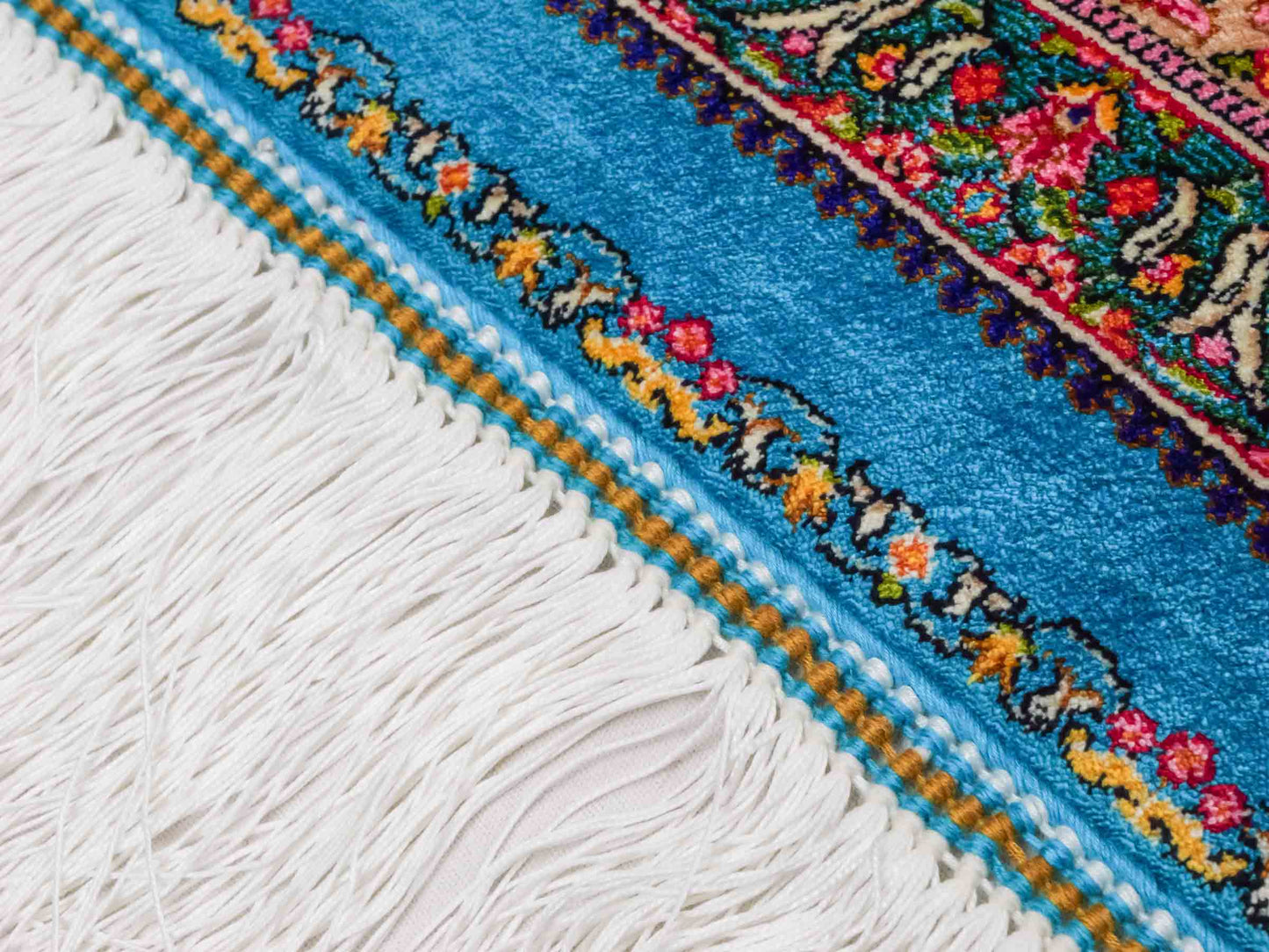 Ghom Maschinenteppich "Homay" 150 x 100 cm aus pflanzlicher Seide (Viskose) mit Medaillon, Hellblau, Hellgrün. Teppichnummer: V45TG150H. Persian Luxury Collection by Khademi. Made in Iran / Persia – Vertrieb durch JUPITER Intl.