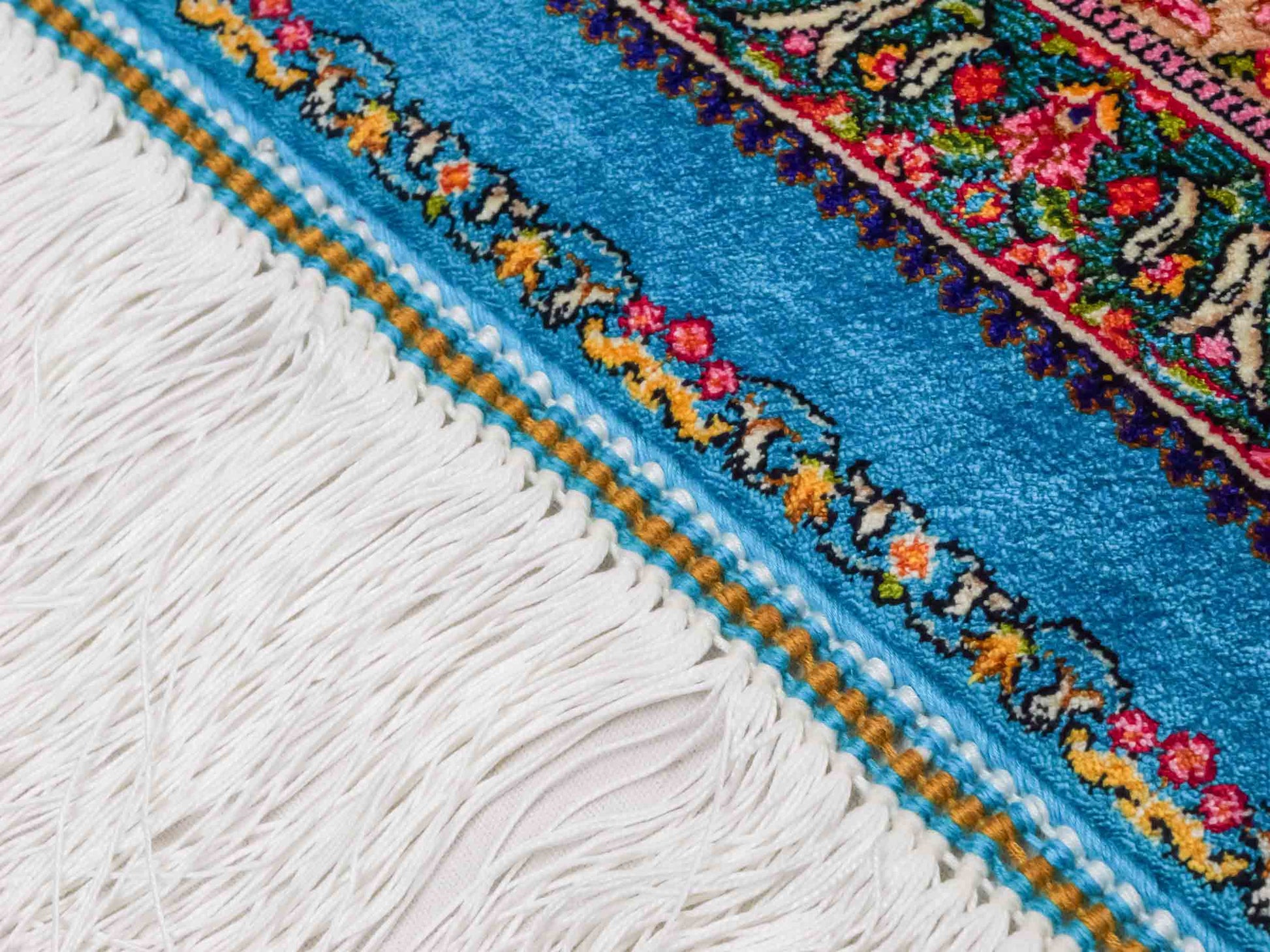 Ghom Maschinenteppich "Homay" 150 x 100 cm aus pflanzlicher Seide (Viskose) mit Medaillon, Hellblau, Hellgrün. Teppichnummer: V45TG150H. Persian Luxury Collection by Khademi. Made in Iran / Persia – Vertrieb durch JUPITER Intl.