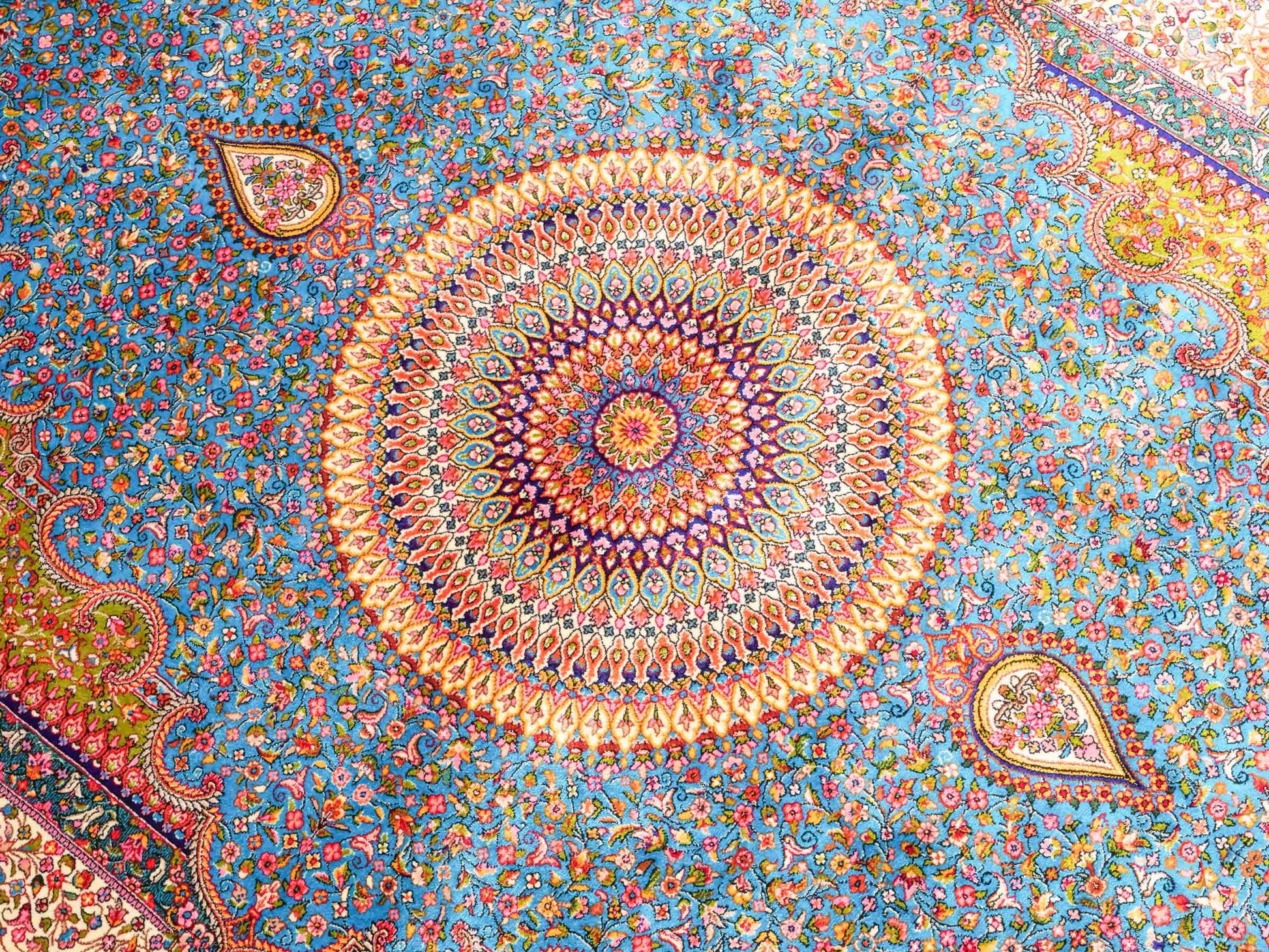 Ghom Maschinenteppich "Homay" 150 x 100 cm aus pflanzlicher Seide (Viskose) mit Medaillon, Hellblau, Hellgrün. Teppichnummer: V45TG150H. Persian Luxury Collection by Khademi. Made in Iran / Persia – Vertrieb durch JUPITER Intl.