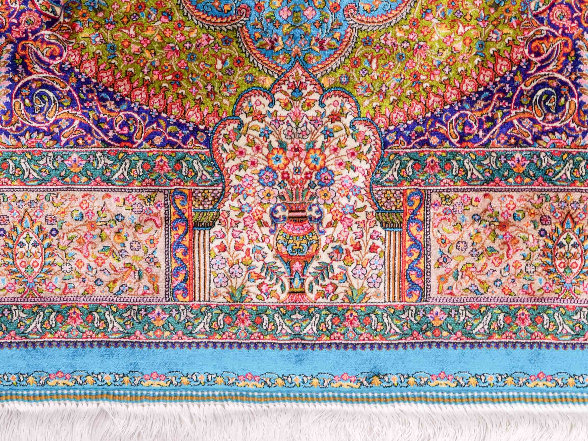 Ghom Maschinenteppich "Homay" 150 x 100 cm aus pflanzlicher Seide (Viskose) mit Medaillon, Hellblau, Hellgrün. Teppichnummer: V45TG150H. Persian Luxury Collection by Khademi. Made in Iran / Persia – Vertrieb durch JUPITER Intl.