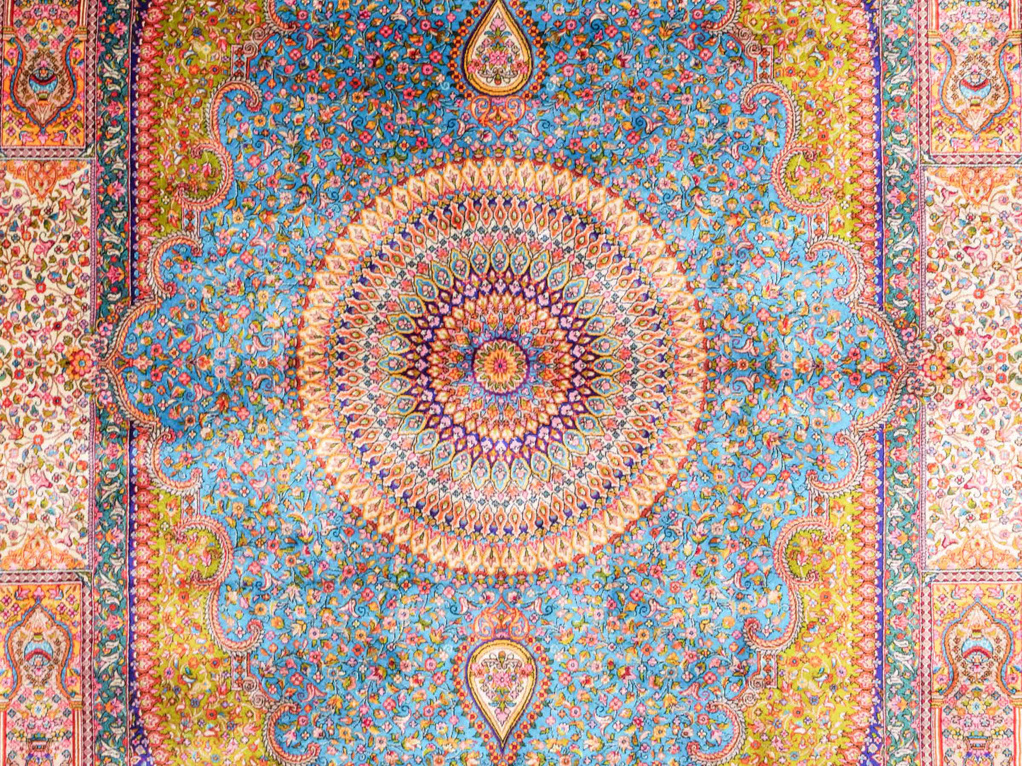 Ghom Maschinenteppich "Homay" 150 x 100 cm aus pflanzlicher Seide (Viskose) mit Medaillon, Hellblau, Hellgrün. Teppichnummer: V45TG150H. Persian Luxury Collection by Khademi. Made in Iran / Persia – Vertrieb durch JUPITER Intl.