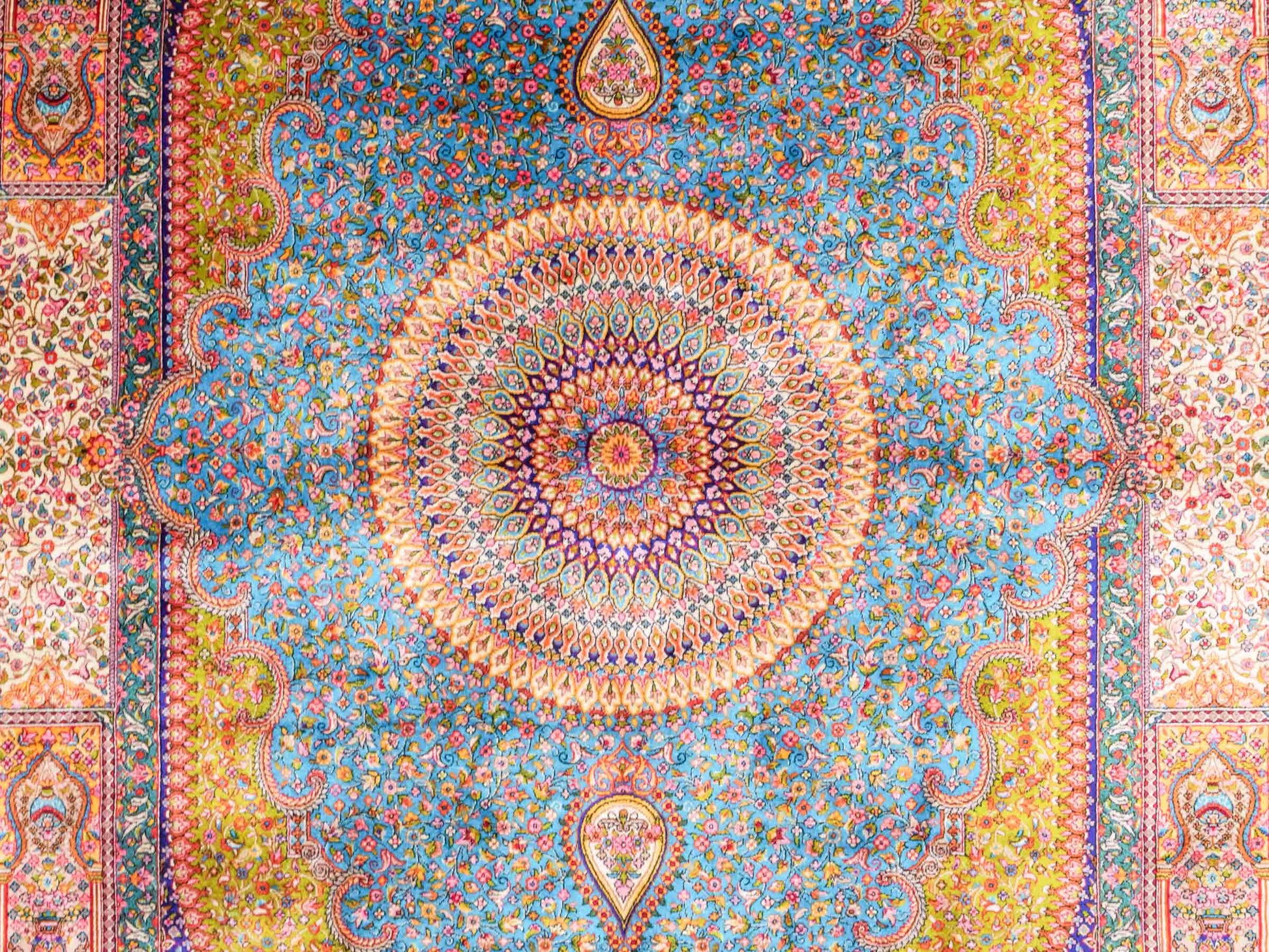 Ghom Maschinenteppich "Homay" 150 x 100 cm aus pflanzlicher Seide (Viskose) mit Medaillon, Hellblau, Hellgrün. Teppichnummer: V45TG150H. Persian Luxury Collection by Khademi. Made in Iran / Persia – Vertrieb durch JUPITER Intl.