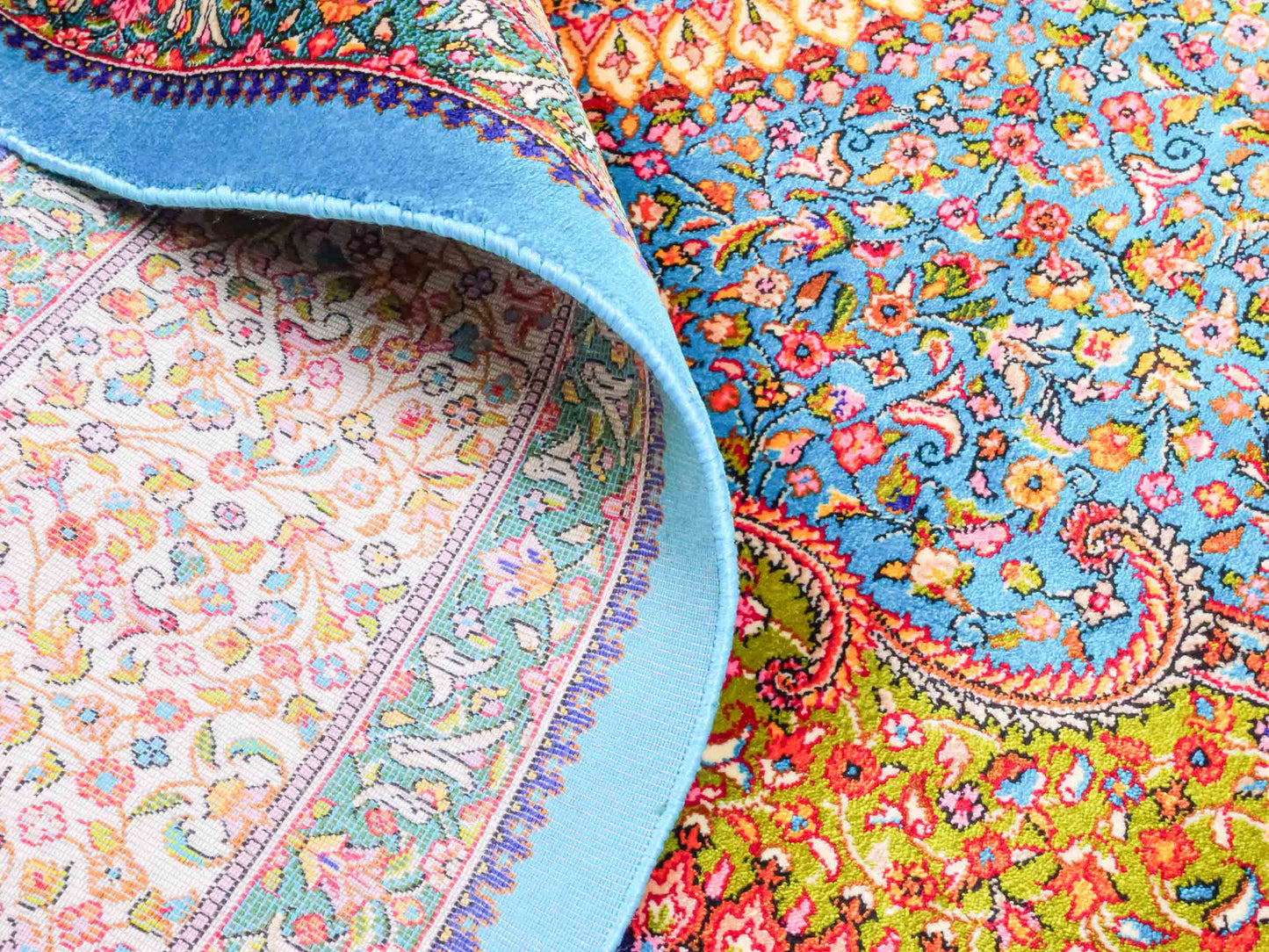 Ghom Maschinenteppich "Homay" 150 x 100 cm aus pflanzlicher Seide (Viskose) mit Medaillon, Hellblau, Hellgrün. Teppichnummer: V45TG150H. Persian Luxury Collection by Khademi. Made in Iran / Persia – Vertrieb durch JUPITER Intl.