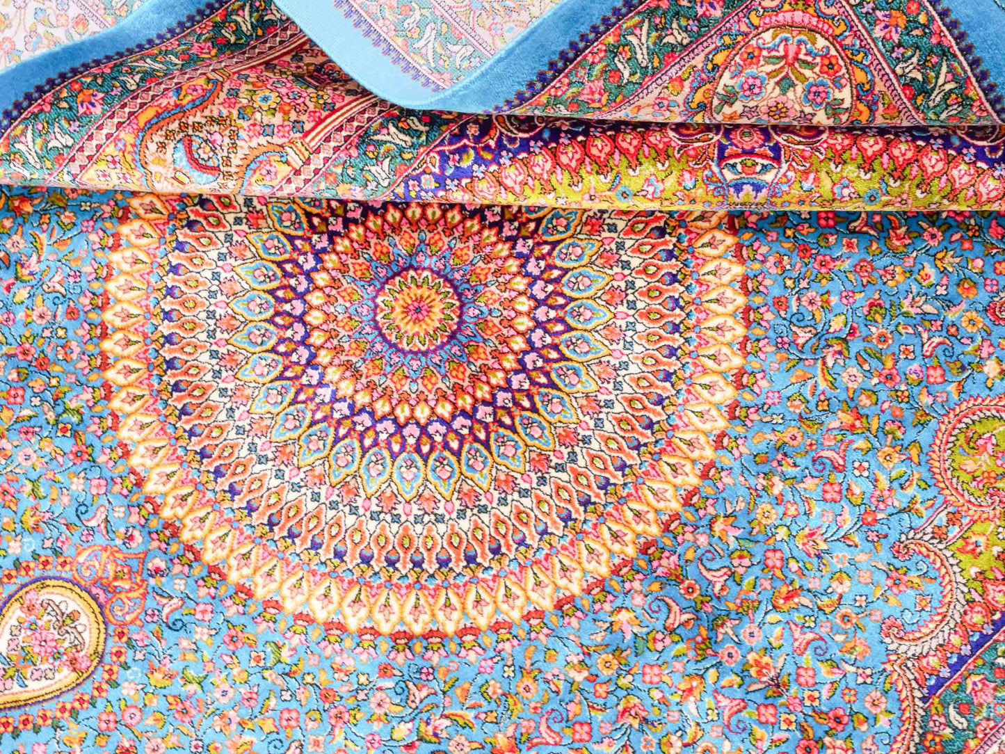 Ghom Maschinenteppich "Homay" 150 x 100 cm aus pflanzlicher Seide (Viskose) mit Medaillon, Hellblau, Hellgrün. Teppichnummer: V45TG150H. Persian Luxury Collection by Khademi. Made in Iran / Persia – Vertrieb durch JUPITER Intl.