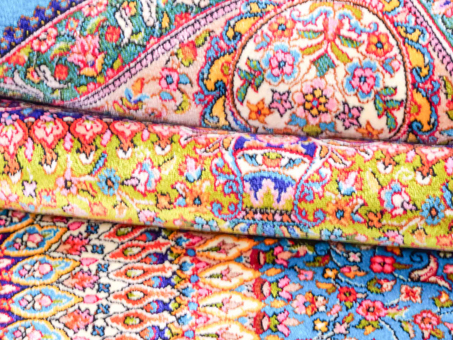 Ghom Maschinenteppich "Homay" 150 x 100 cm aus pflanzlicher Seide (Viskose) mit Medaillon, Hellblau, Hellgrün. Teppichnummer: V45TG150H. Persian Luxury Collection by Khademi. Made in Iran / Persia – Vertrieb durch JUPITER Intl.