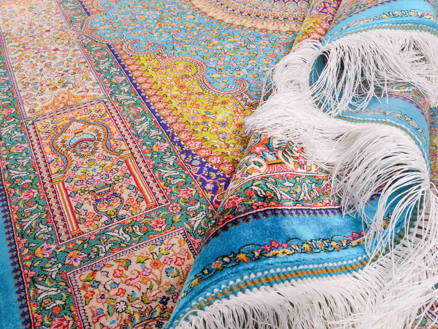 Ghom Maschinenteppich "Homay" 150 x 100 cm aus pflanzlicher Seide (Viskose) mit Medaillon, Hellblau, Hellgrün. Teppichnummer: V45TG150H. Persian Luxury Collection by Khademi. Made in Iran / Persia – Vertrieb durch JUPITER Intl.