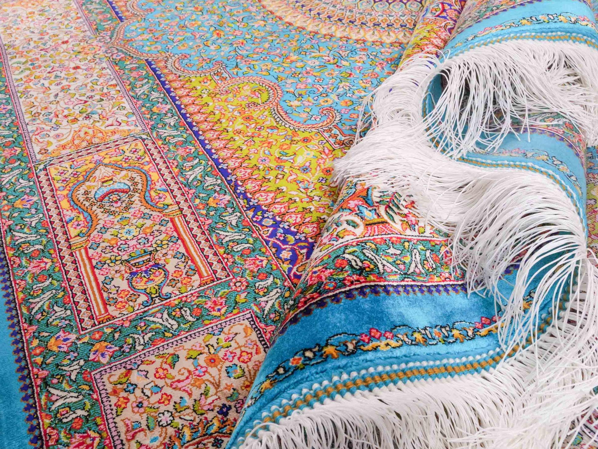 Ghom Maschinenteppich "Homay" 150 x 100 cm aus pflanzlicher Seide (Viskose) mit Medaillon, Hellblau, Hellgrün. Teppichnummer: V45TG150H. Persian Luxury Collection by Khademi. Made in Iran / Persia – Vertrieb durch JUPITER Intl.