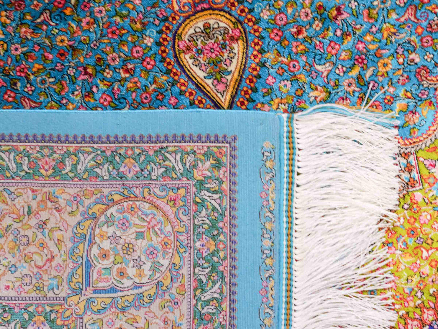 Ghom Maschinenteppich "Homay" 150 x 100 cm aus pflanzlicher Seide (Viskose) mit Medaillon, Hellblau, Hellgrün. Teppichnummer: V45TG150H. Persian Luxury Collection by Khademi. Made in Iran / Persia – Vertrieb durch JUPITER Intl.