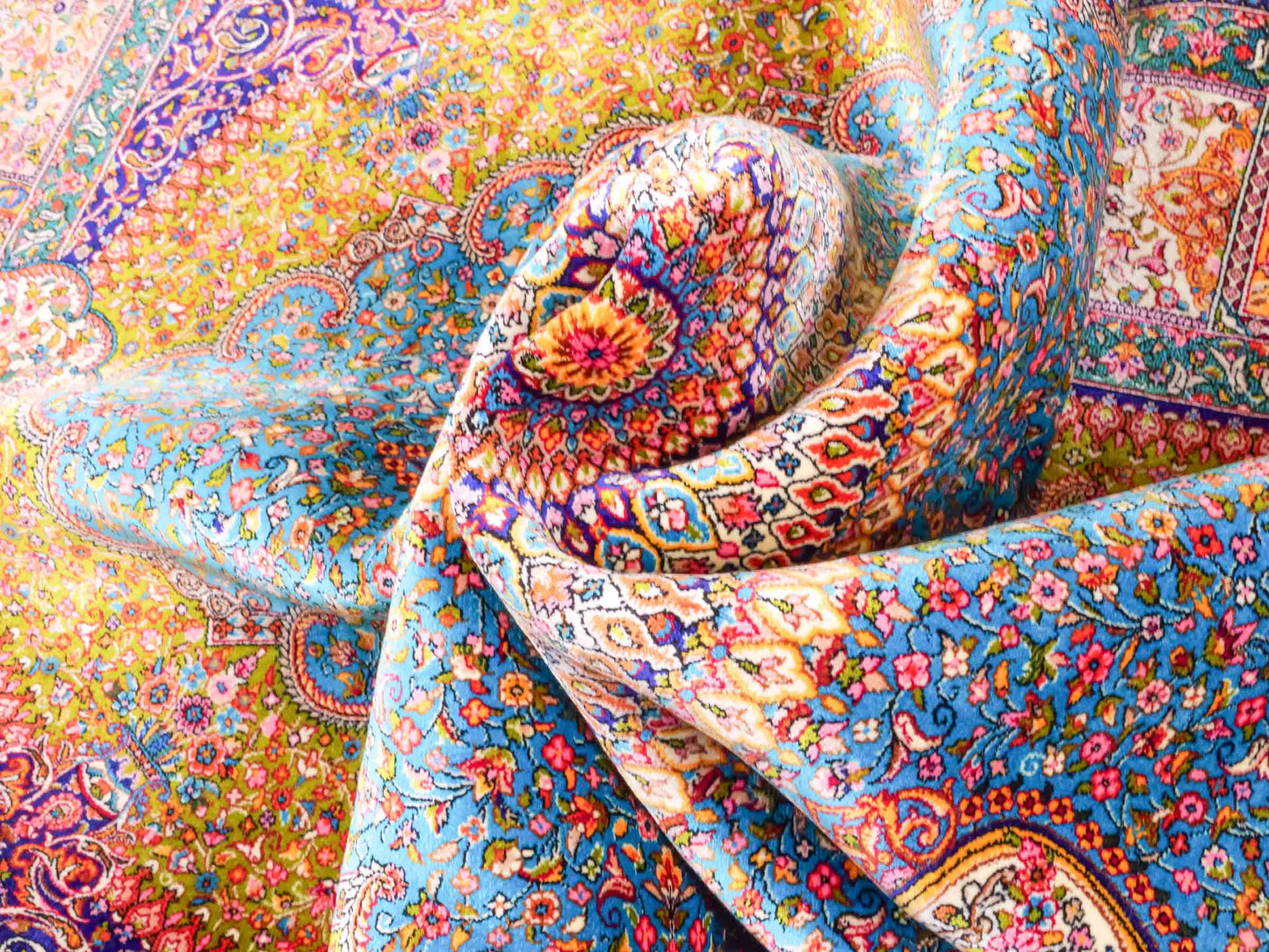Ghom Maschinenteppich "Homay" 150 x 100 cm aus pflanzlicher Seide (Viskose) mit Medaillon, Hellblau, Hellgrün. Teppichnummer: V45TG150H. Persian Luxury Collection by Khademi. Made in Iran / Persia – Vertrieb durch JUPITER Intl.