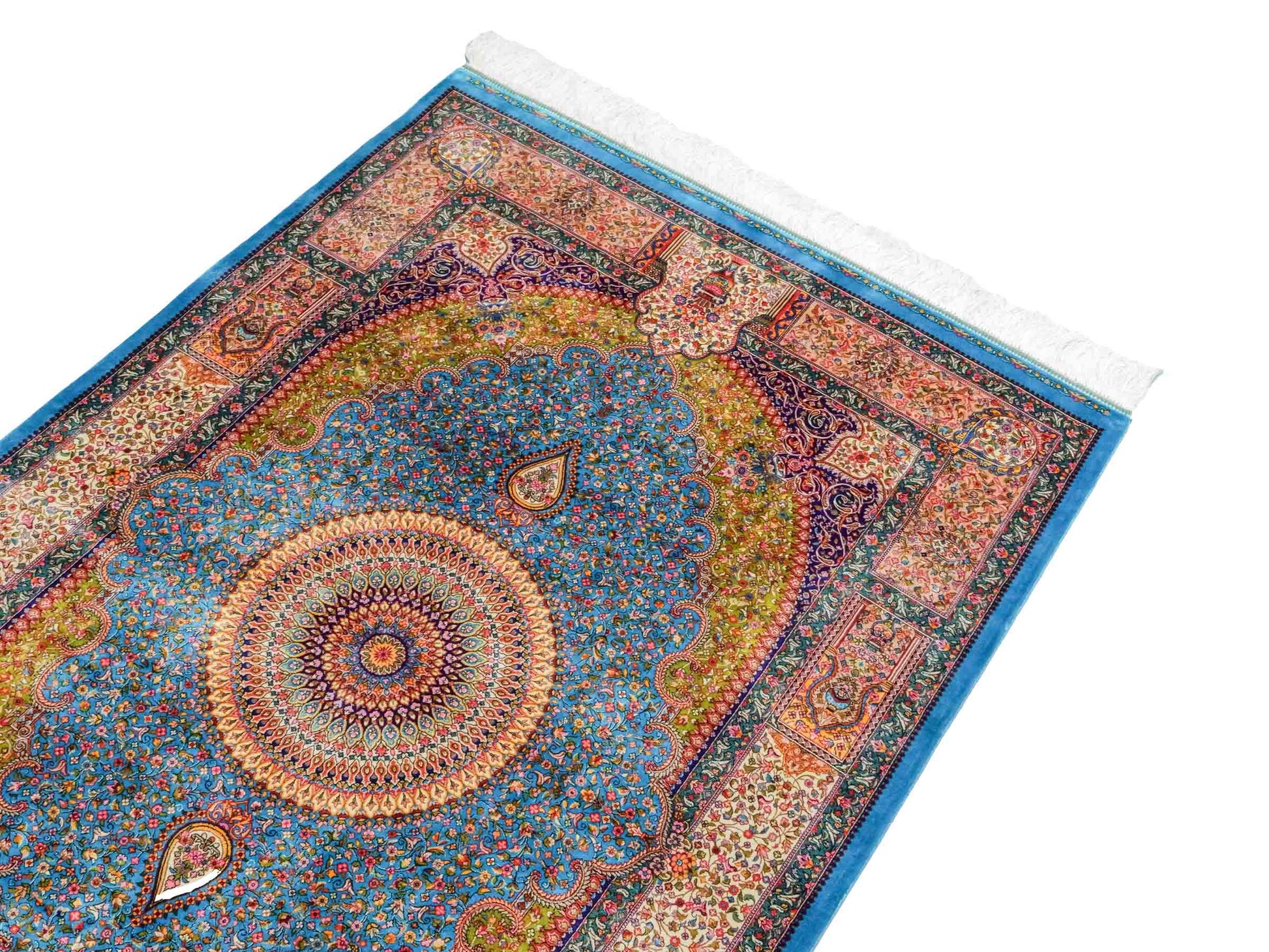 Ghom Maschinenteppich "Homay" 150 x 100 cm aus pflanzlicher Seide (Viskose) mit Medaillon, Hellblau, Hellgrün. Teppichnummer: V45TG150H. Persian Luxury Collection by Khademi. Made in Iran / Persia – Vertrieb durch JUPITER Intl.