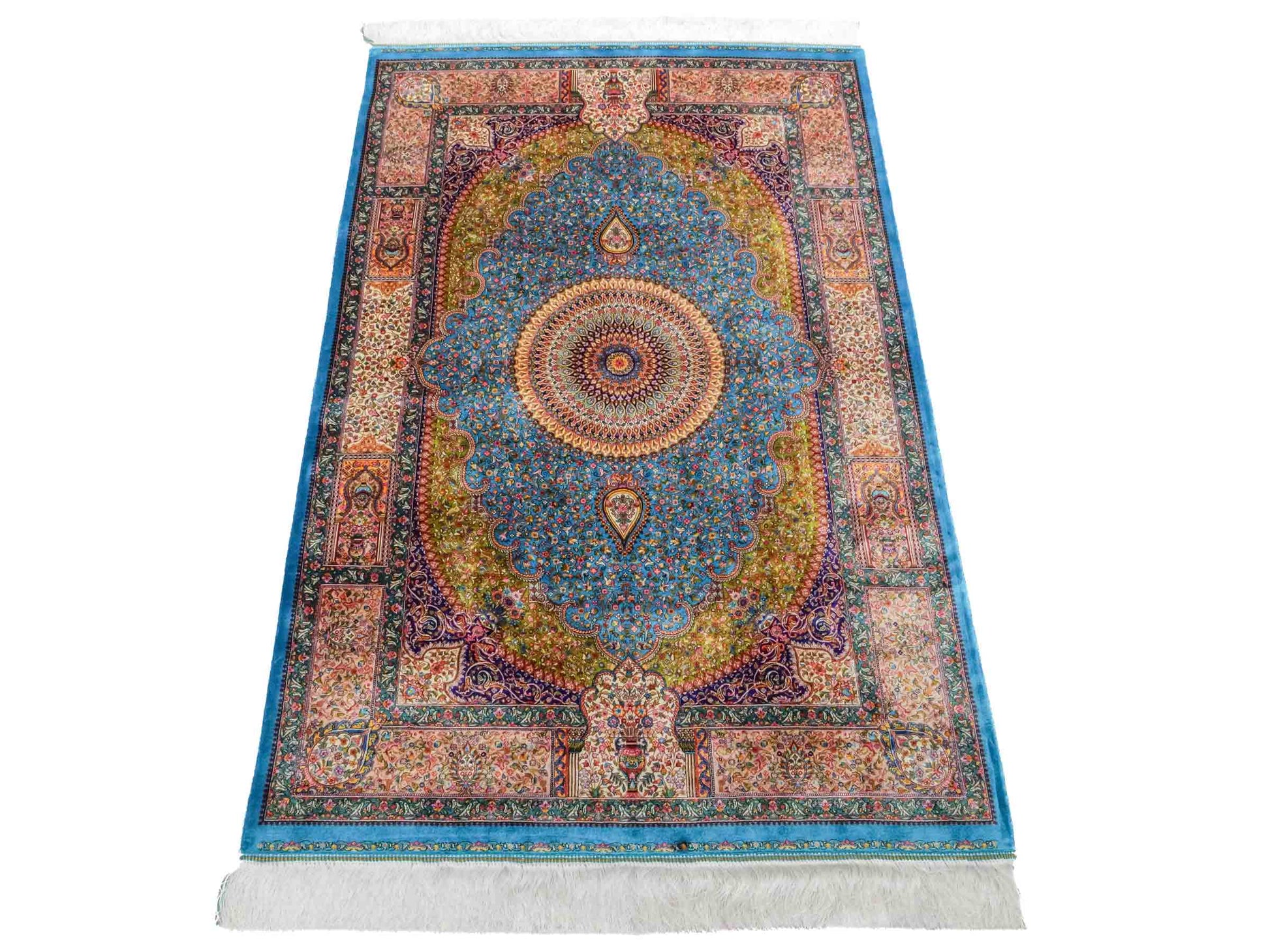 Ghom Maschinenteppich "Homay" 150 x 100 cm aus pflanzlicher Seide (Viskose) mit Medaillon, Hellblau, Hellgrün. Teppichnummer: V45TG150H. Persian Luxury Collection by Khademi. Made in Iran / Persia – Vertrieb durch JUPITER Intl.