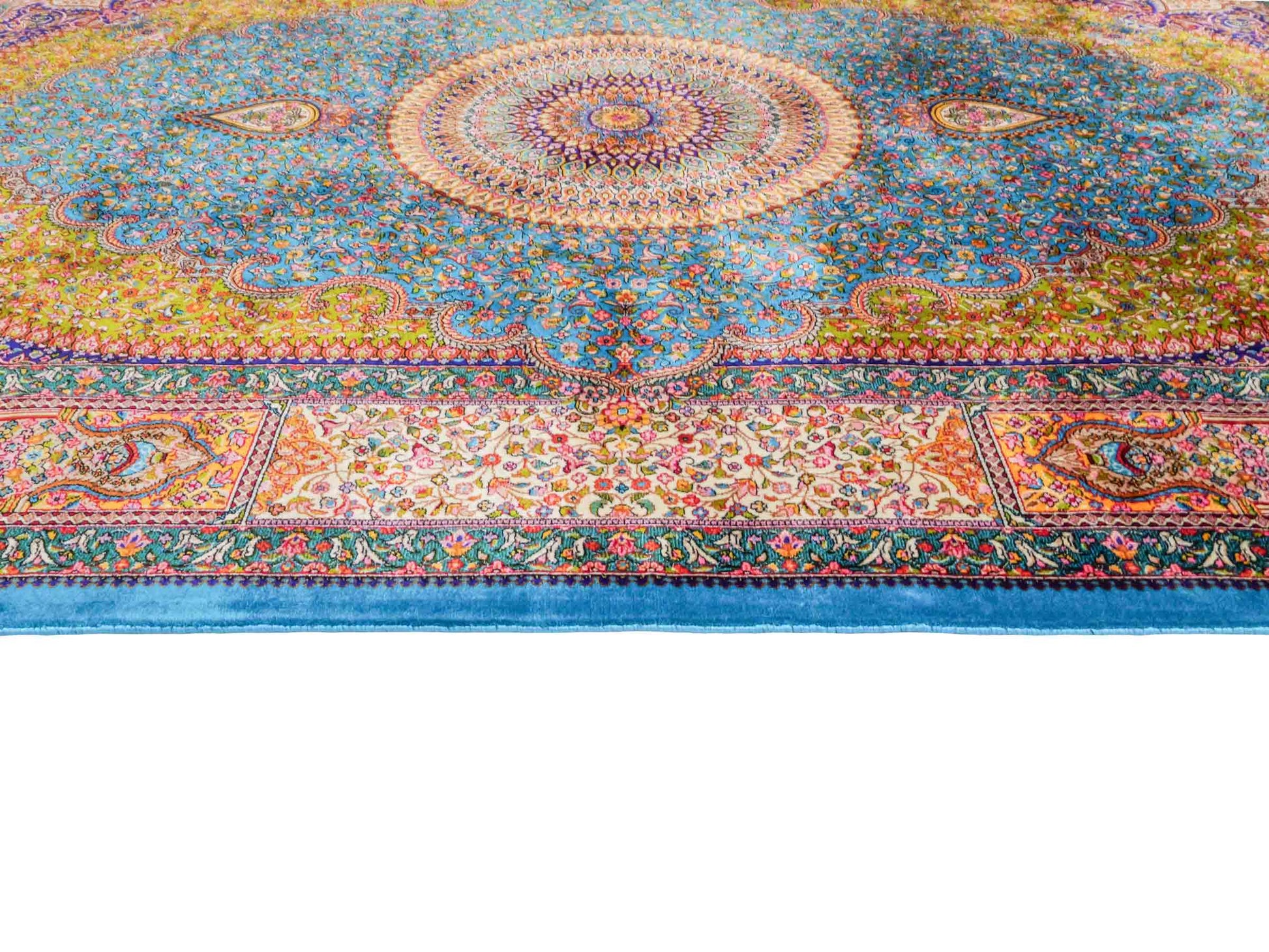 Ghom Maschinenteppich "Homay" 150 x 100 cm aus pflanzlicher Seide (Viskose) mit Medaillon, Hellblau, Hellgrün. Teppichnummer: V45TG150H. Persian Luxury Collection by Khademi. Made in Iran / Persia – Vertrieb durch JUPITER Intl.
