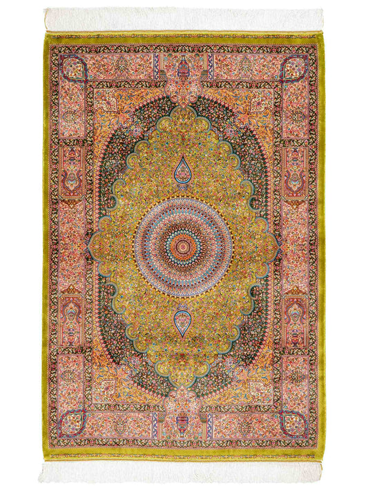 Ghom Maschinenteppich "Homay" 150 x 100 cm aus pflanzlicher Seide (Viskose) mit Medaillon, Hellgrün-Grün. Teppichnummer: V45LG150H. Persian Luxury Collection by Khademi. Made in Iran / Persia – Vertrieb durch JUPITER Intl.