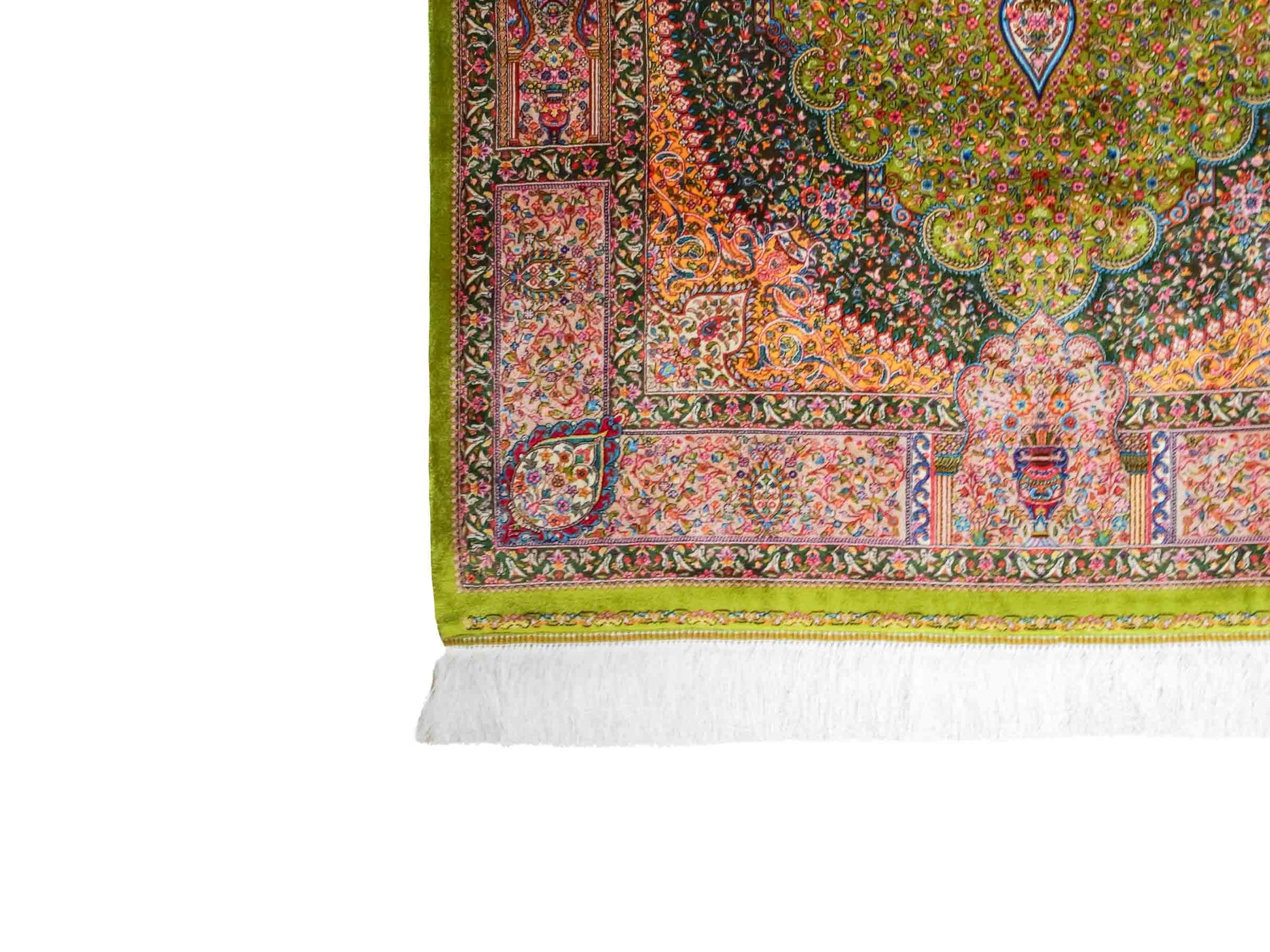Ghom Maschinenteppich "Homay" 150 x 100 cm aus pflanzlicher Seide (Viskose) mit Medaillon, Hellgrün-Grün. Teppichnummer: V45LG150H. Persian Luxury Collection by Khademi. Made in Iran / Persia – Vertrieb durch JUPITER Intl.