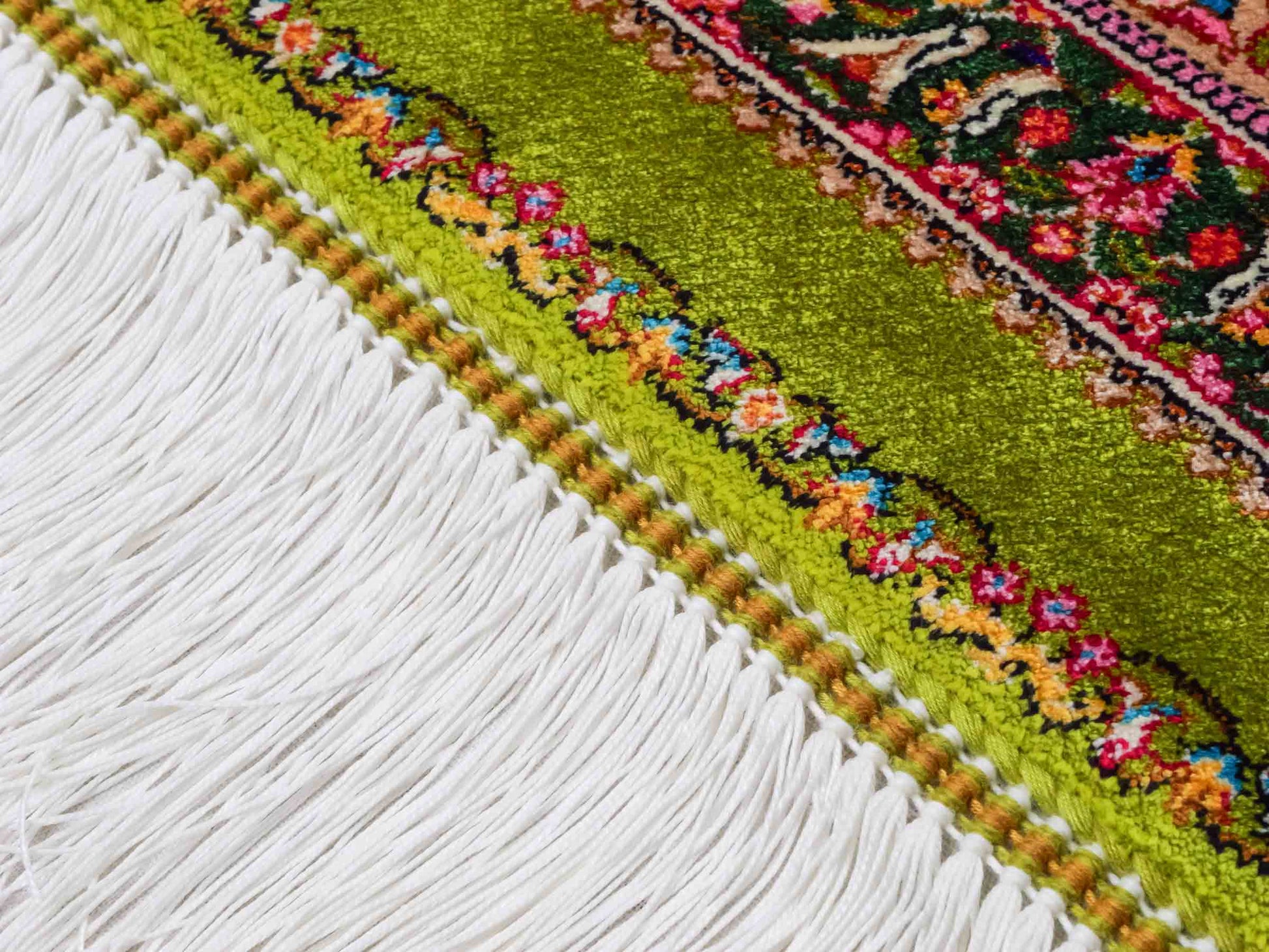 Ghom Maschinenteppich "Homay" 150 x 100 cm aus pflanzlicher Seide (Viskose) mit Medaillon, Hellgrün-Grün. Teppichnummer: V45LG150H. Persian Luxury Collection by Khademi. Made in Iran / Persia – Vertrieb durch JUPITER Intl.