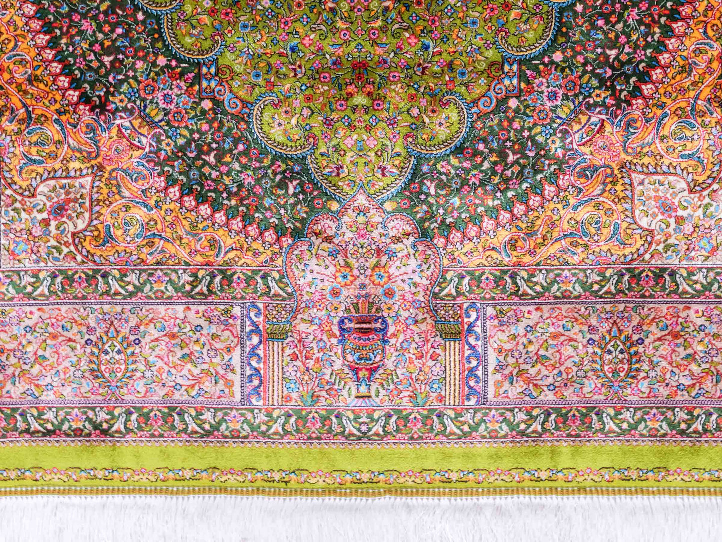 Ghom Maschinenteppich "Homay" 150 x 100 cm aus pflanzlicher Seide (Viskose) mit Medaillon, Hellgrün-Grün. Teppichnummer: V45LG150H. Persian Luxury Collection by Khademi. Made in Iran / Persia – Vertrieb durch JUPITER Intl.