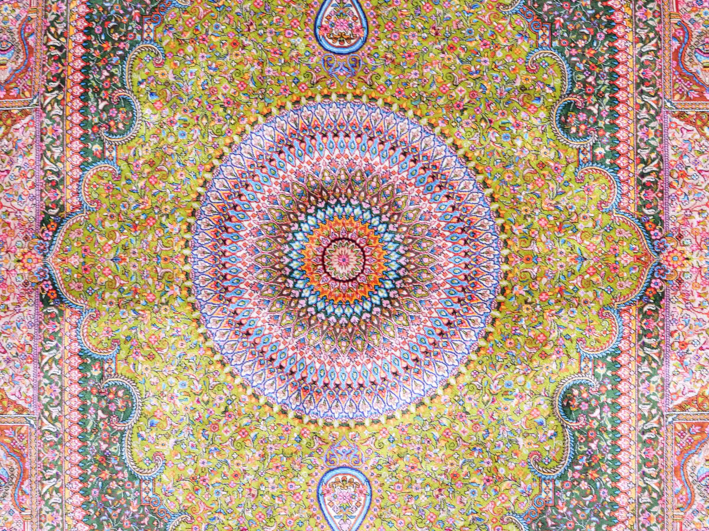 Ghom Maschinenteppich "Homay" 150 x 100 cm aus pflanzlicher Seide (Viskose) mit Medaillon, Hellgrün-Grün. Teppichnummer: V45LG150H. Persian Luxury Collection by Khademi. Made in Iran / Persia – Vertrieb durch JUPITER Intl.