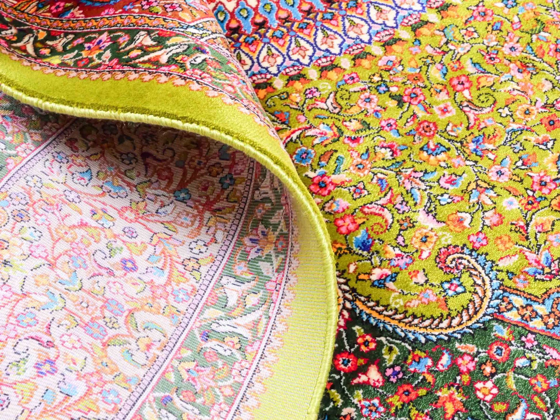 Ghom Maschinenteppich "Homay" 150 x 100 cm aus pflanzlicher Seide (Viskose) mit Medaillon, Hellgrün-Grün. Teppichnummer: V45LG150H. Persian Luxury Collection by Khademi. Made in Iran / Persia – Vertrieb durch JUPITER Intl.
