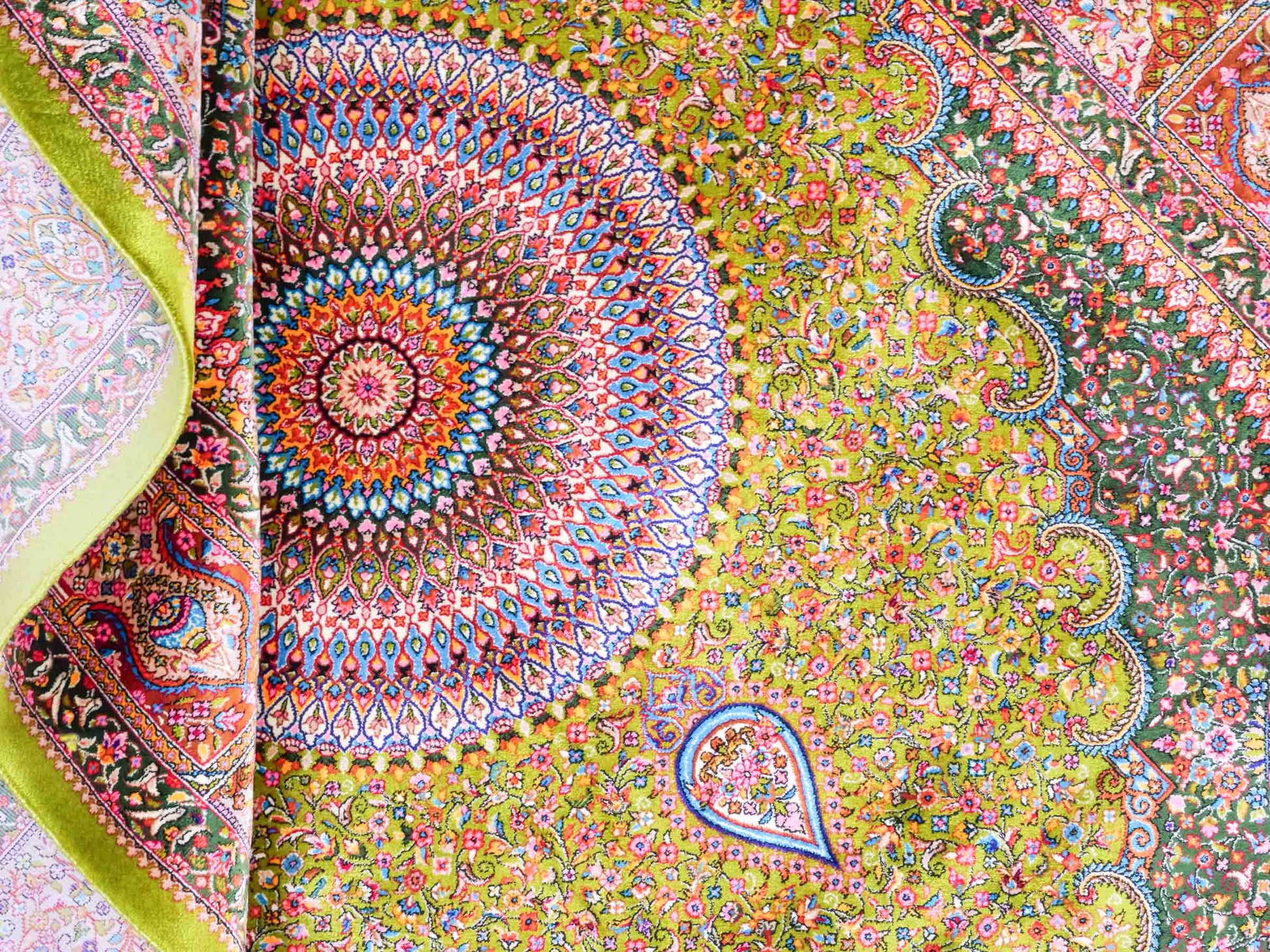 Ghom Maschinenteppich "Homay" 150 x 100 cm aus pflanzlicher Seide (Viskose) mit Medaillon, Hellgrün-Grün. Teppichnummer: V45LG150H. Persian Luxury Collection by Khademi. Made in Iran / Persia – Vertrieb durch JUPITER Intl.