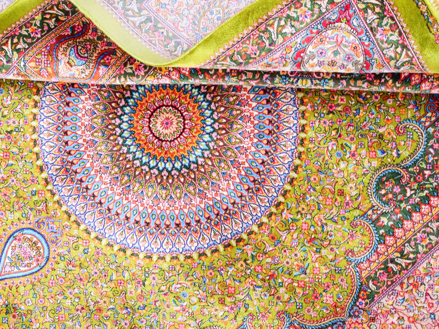 Ghom Maschinenteppich "Homay" 150 x 100 cm aus pflanzlicher Seide (Viskose) mit Medaillon, Hellgrün-Grün. Teppichnummer: V45LG150H. Persian Luxury Collection by Khademi. Made in Iran / Persia – Vertrieb durch JUPITER Intl.