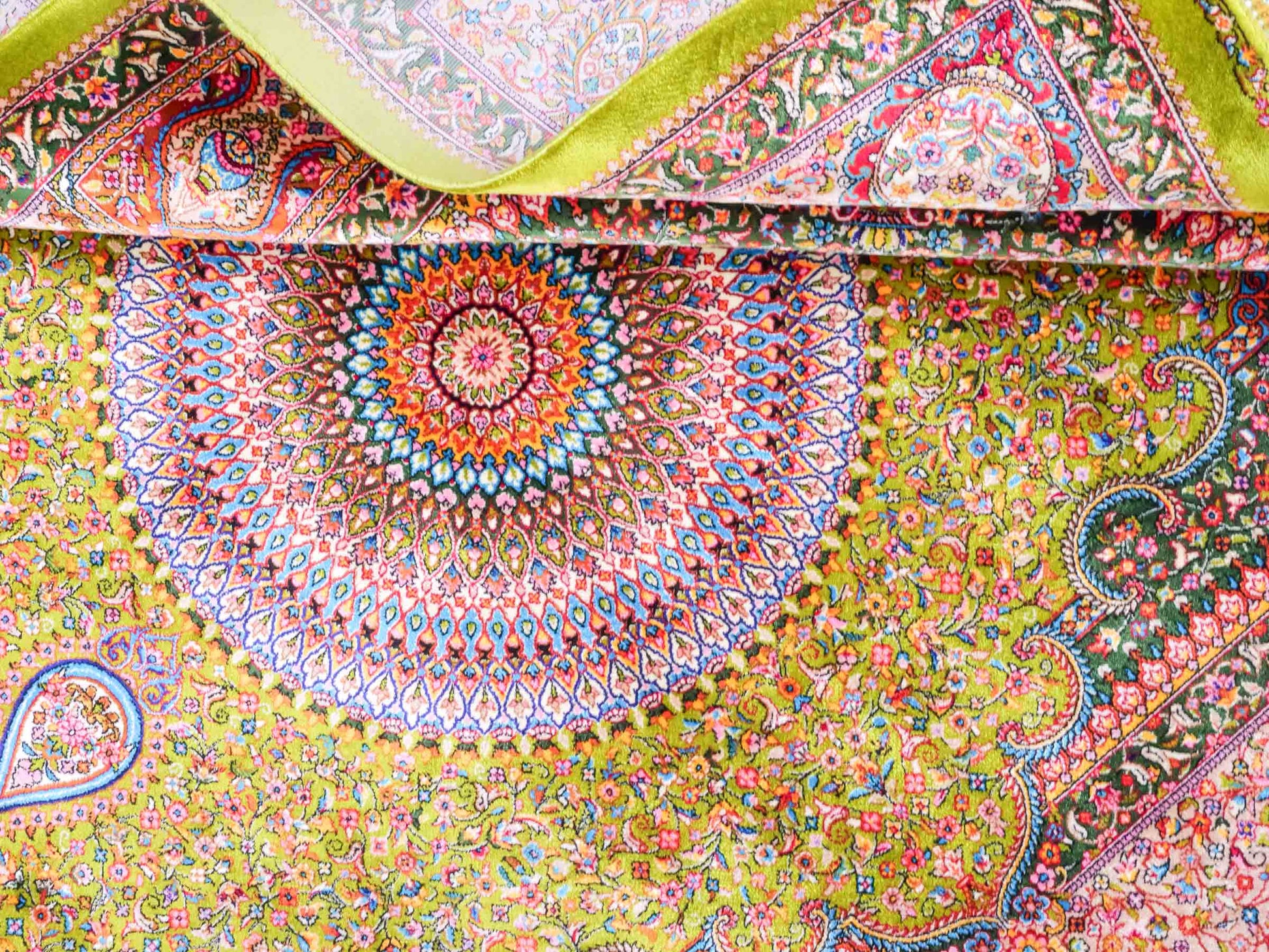 Ghom Maschinenteppich "Homay" 150 x 100 cm aus pflanzlicher Seide (Viskose) mit Medaillon, Hellgrün-Grün. Teppichnummer: V45LG150H. Persian Luxury Collection by Khademi. Made in Iran / Persia – Vertrieb durch JUPITER Intl.