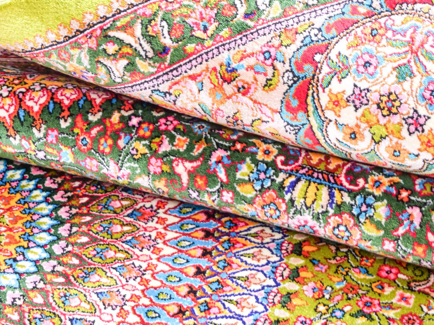 Ghom Maschinenteppich "Homay" 150 x 100 cm aus pflanzlicher Seide (Viskose) mit Medaillon, Hellgrün-Grün. Teppichnummer: V45LG150H. Persian Luxury Collection by Khademi. Made in Iran / Persia – Vertrieb durch JUPITER Intl.