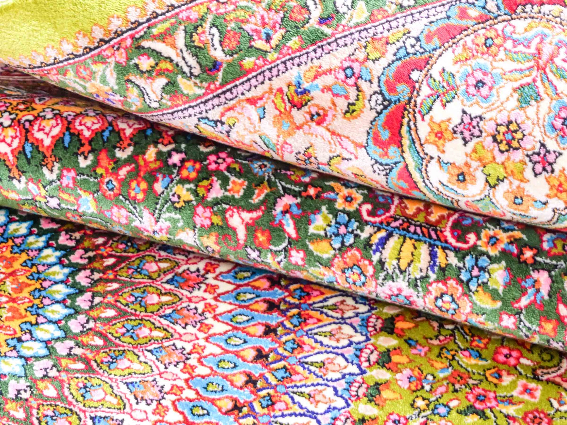 Ghom Maschinenteppich "Homay" 150 x 100 cm aus pflanzlicher Seide (Viskose) mit Medaillon, Hellgrün-Grün. Teppichnummer: V45LG150H. Persian Luxury Collection by Khademi. Made in Iran / Persia – Vertrieb durch JUPITER Intl.