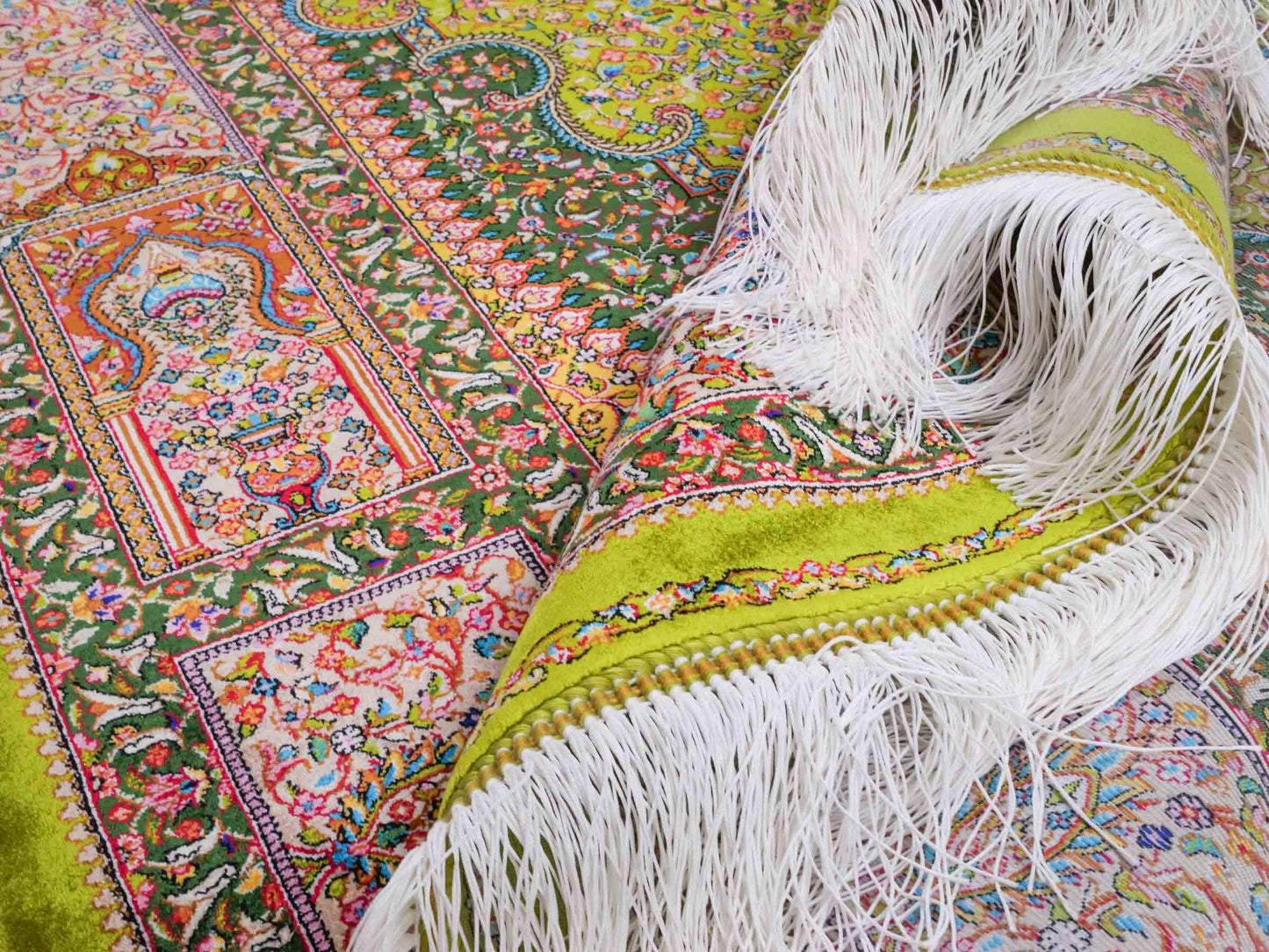 Ghom Maschinenteppich "Homay" 150 x 100 cm aus pflanzlicher Seide (Viskose) mit Medaillon, Hellgrün-Grün. Teppichnummer: V45LG150H. Persian Luxury Collection by Khademi. Made in Iran / Persia – Vertrieb durch JUPITER Intl.