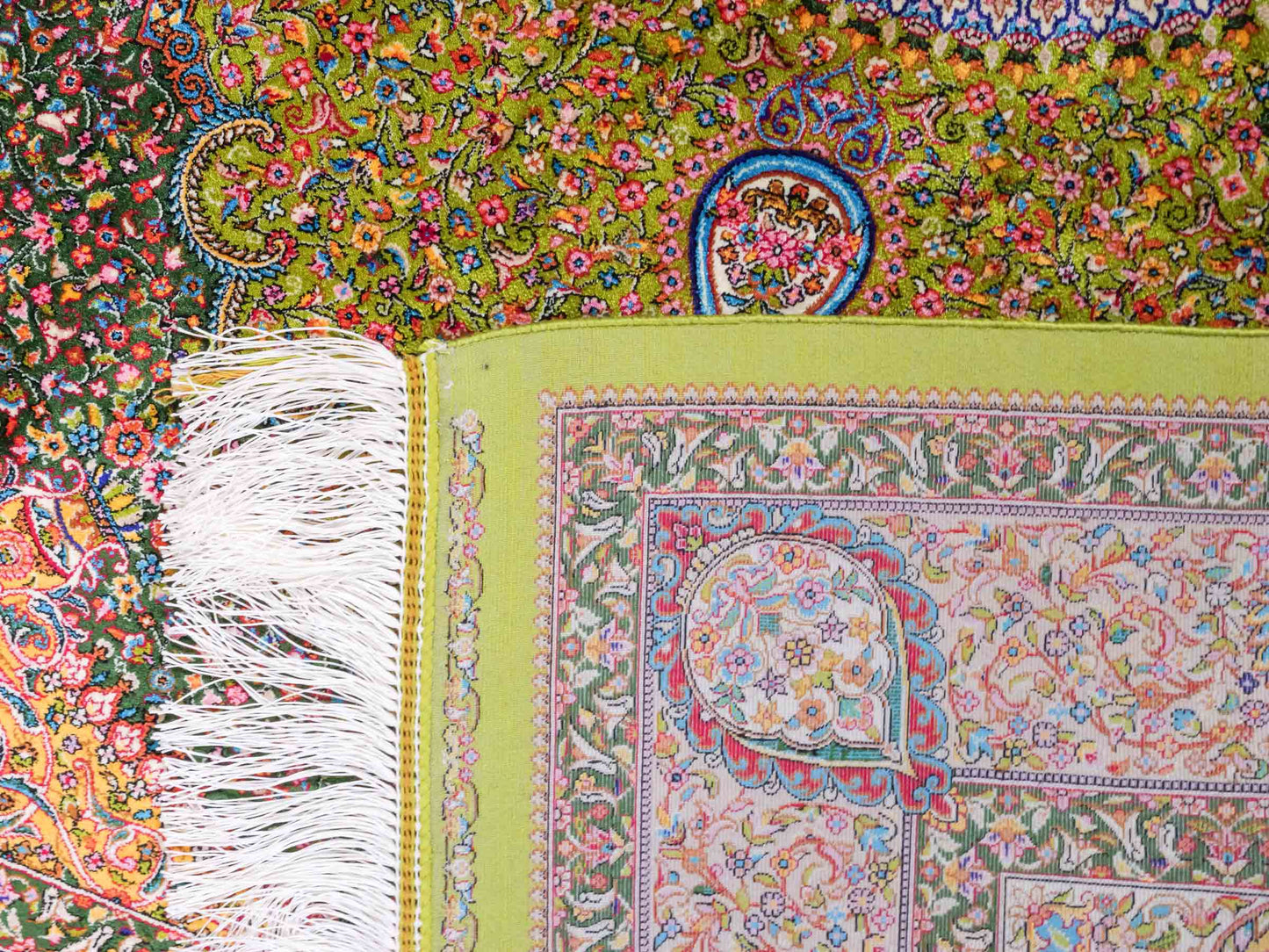 Ghom Maschinenteppich "Homay" 150 x 100 cm aus pflanzlicher Seide (Viskose) mit Medaillon, Hellgrün-Grün. Teppichnummer: V45LG150H. Persian Luxury Collection by Khademi. Made in Iran / Persia – Vertrieb durch JUPITER Intl.