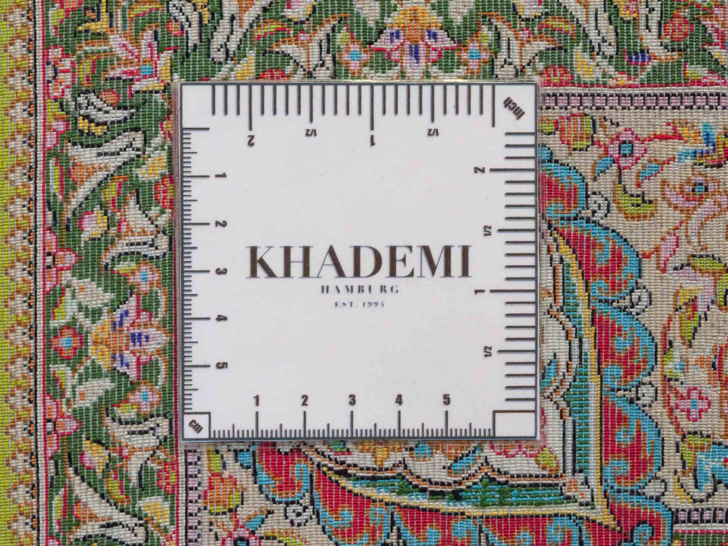 Ghom Maschinenteppich "Homay" 150 x 100 cm aus pflanzlicher Seide (Viskose) mit Medaillon, Hellgrün-Grün. Teppichnummer: V45LG150H. Persian Luxury Collection by Khademi. Made in Iran / Persia – Vertrieb durch JUPITER Intl.