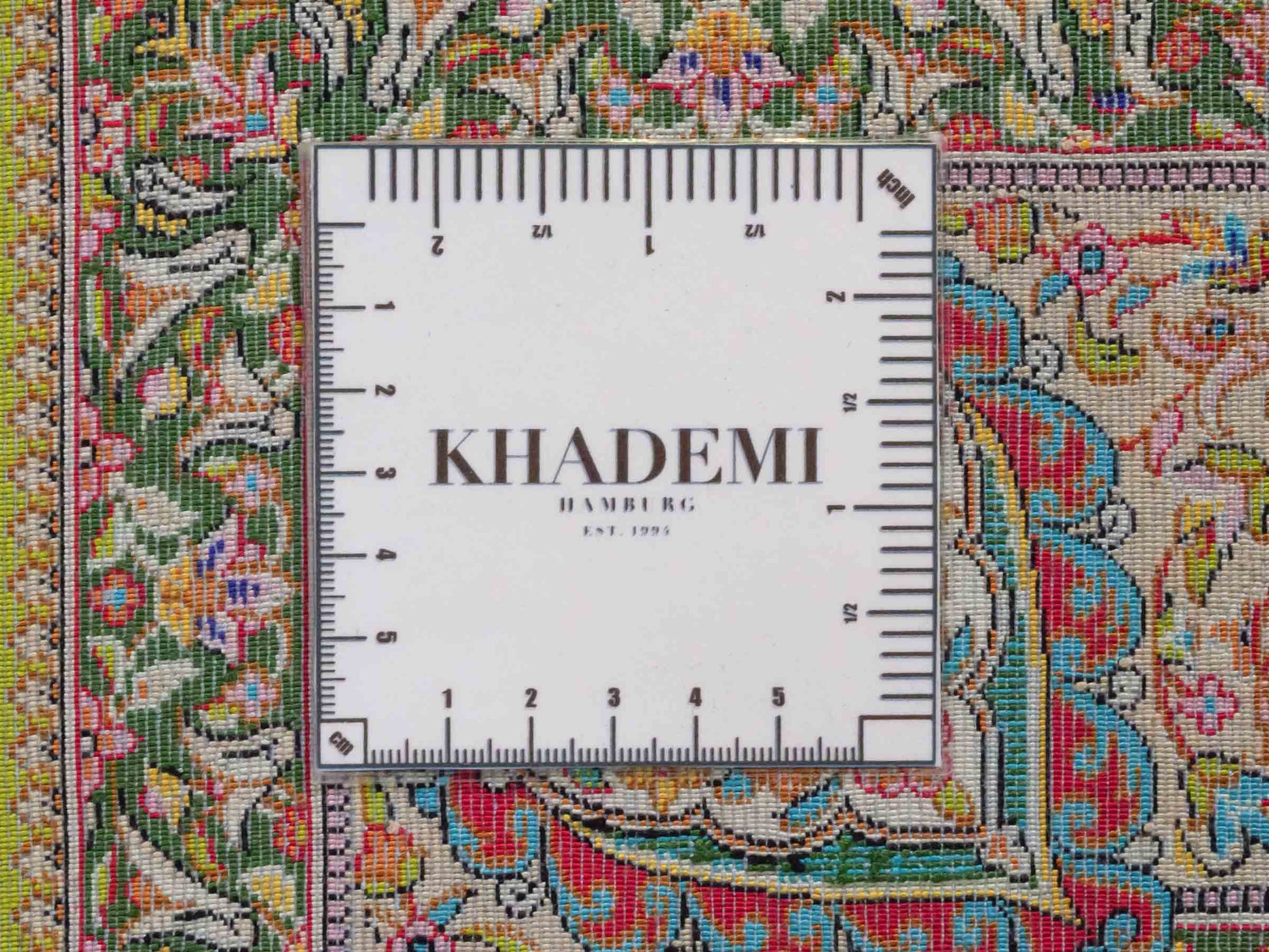 Ghom Maschinenteppich "Homay" 150 x 100 cm aus pflanzlicher Seide (Viskose) mit Medaillon, Hellgrün-Grün. Teppichnummer: V45LG150H. Persian Luxury Collection by Khademi. Made in Iran / Persia – Vertrieb durch JUPITER Intl.