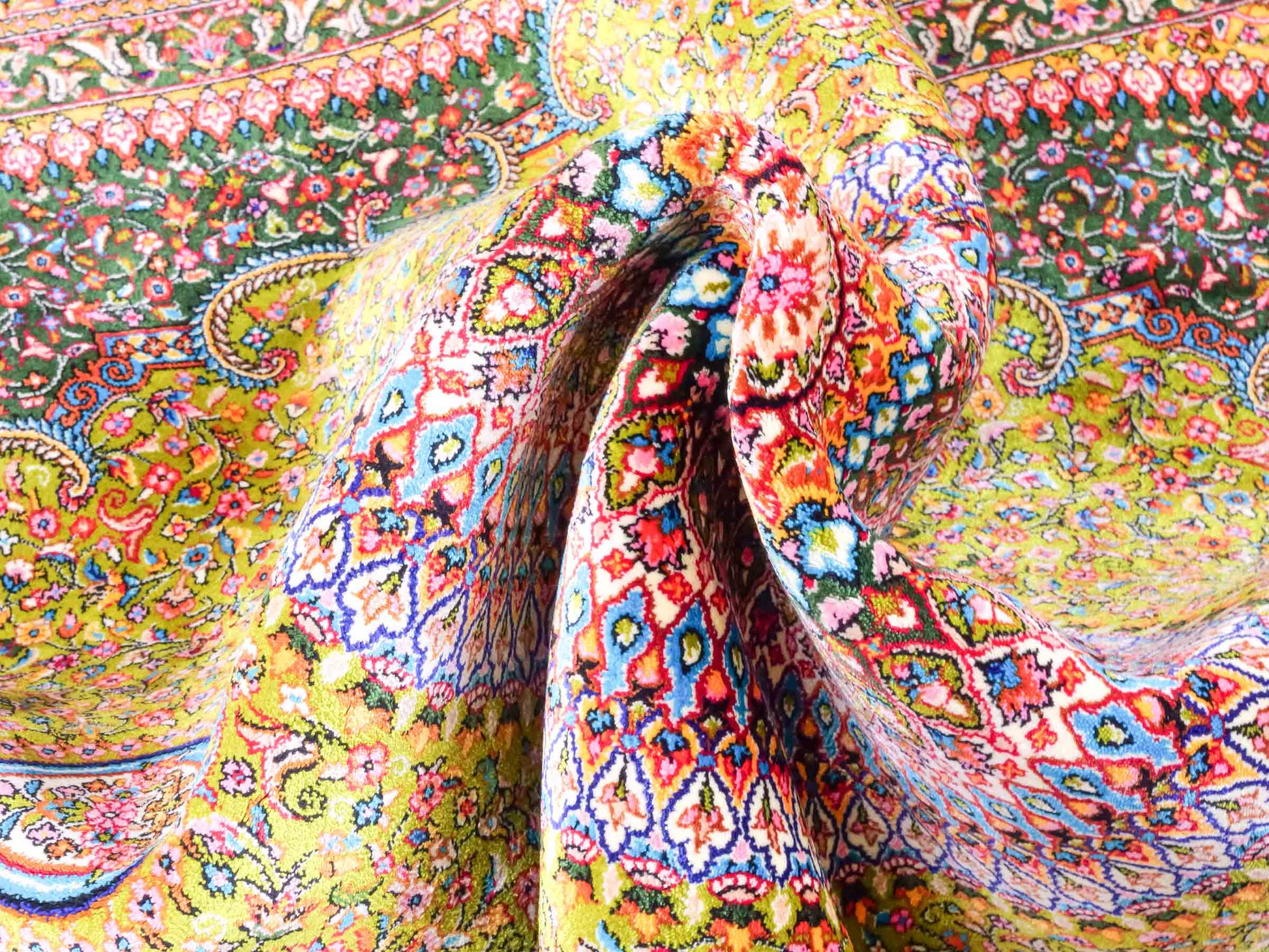 Ghom Maschinenteppich "Homay" 150 x 100 cm aus pflanzlicher Seide (Viskose) mit Medaillon, Hellgrün-Grün. Teppichnummer: V45LG150H. Persian Luxury Collection by Khademi. Made in Iran / Persia – Vertrieb durch JUPITER Intl.