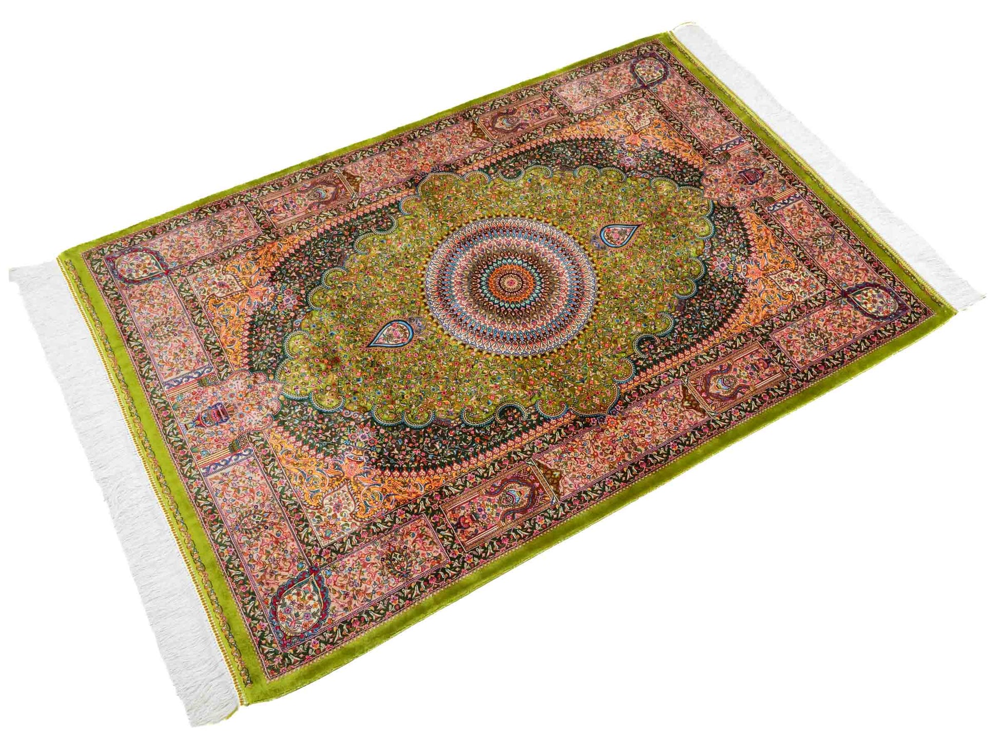 Ghom Maschinenteppich "Homay" 150 x 100 cm aus pflanzlicher Seide (Viskose) mit Medaillon, Hellgrün-Grün. Teppichnummer: V45LG150H. Persian Luxury Collection by Khademi. Made in Iran / Persia – Vertrieb durch JUPITER Intl.