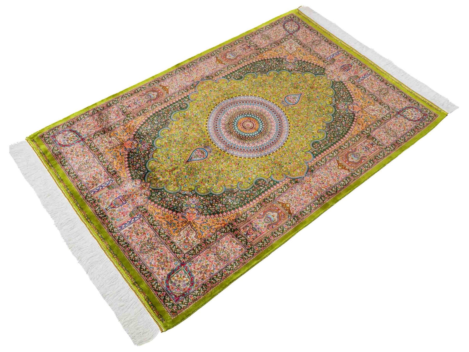 Ghom Maschinenteppich "Homay" 150 x 100 cm aus pflanzlicher Seide (Viskose) mit Medaillon, Hellgrün-Grün. Teppichnummer: V45LG150H. Persian Luxury Collection by Khademi. Made in Iran / Persia – Vertrieb durch JUPITER Intl.